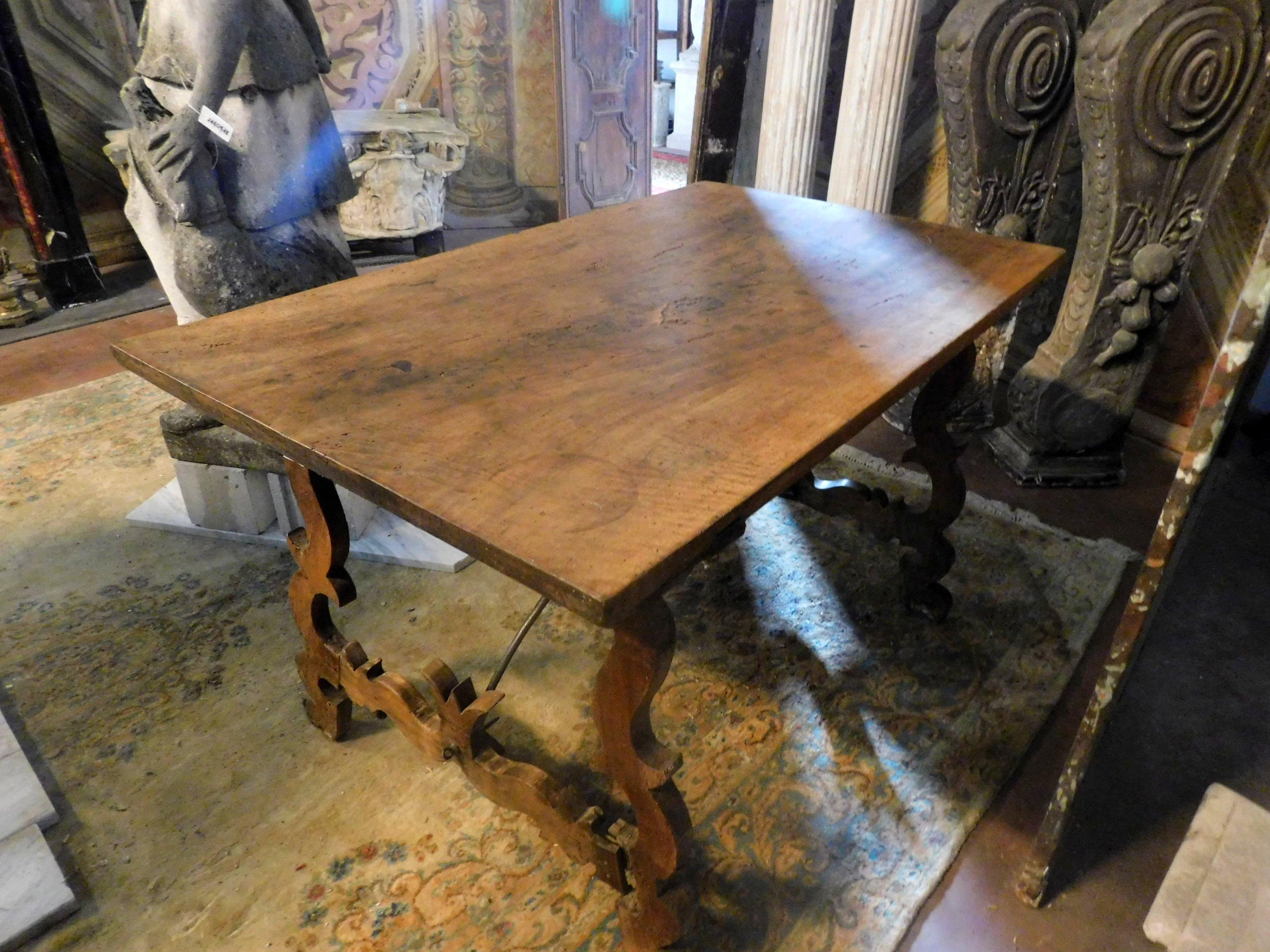 Antique Brown Walnut Table, Wavy Legs and Single Plank, 1700, Italy In Good Condition In Cuneo, Italy (CN)