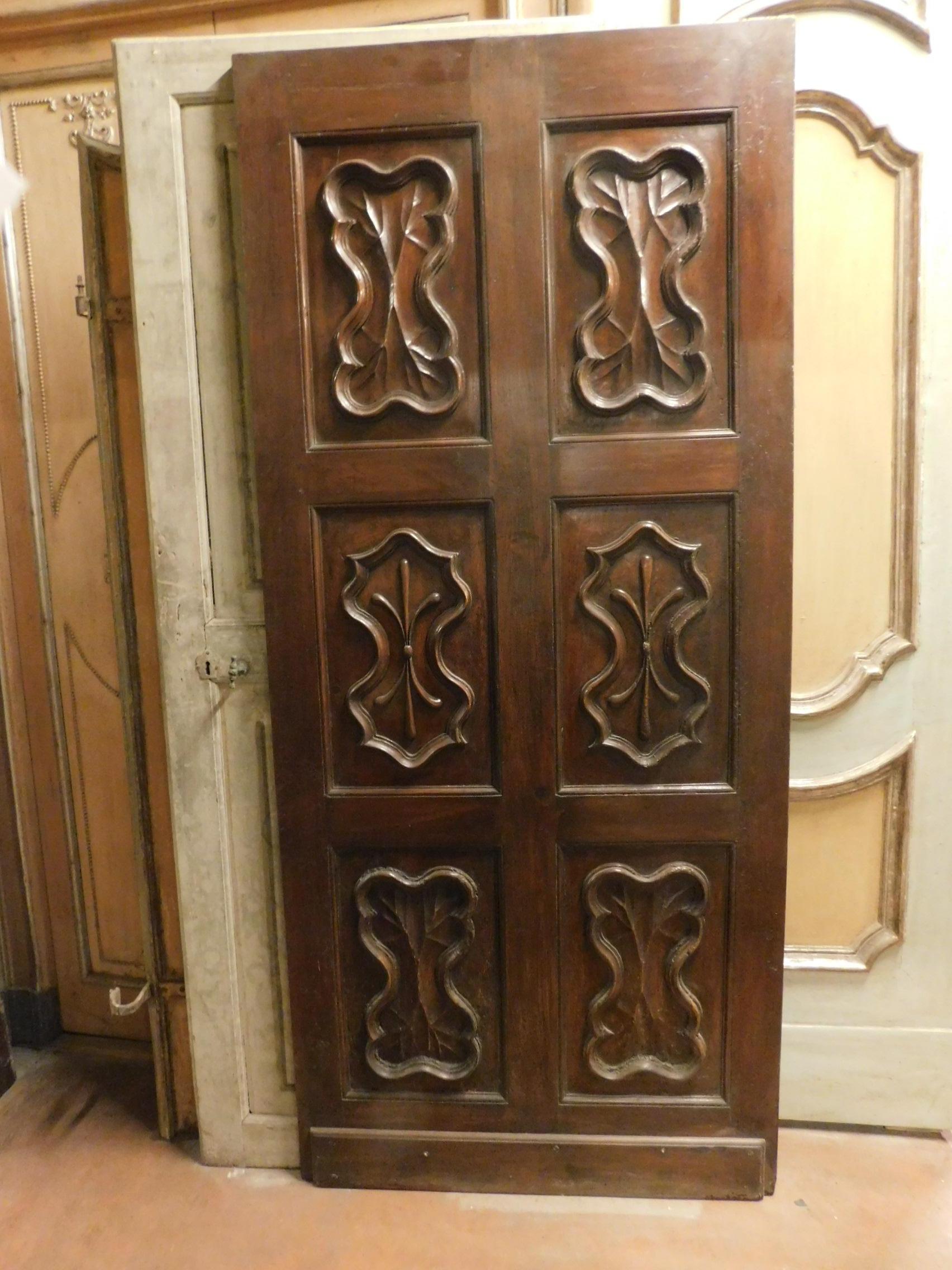 Antico carries Italian walnut wood, sculpted in Genoa at the beginning of the 18th century, dark brown color, elegant charm of a beautiful interior door, still to be worked on, the restoration can be managed, pot time conditions, smooth back to wax.
