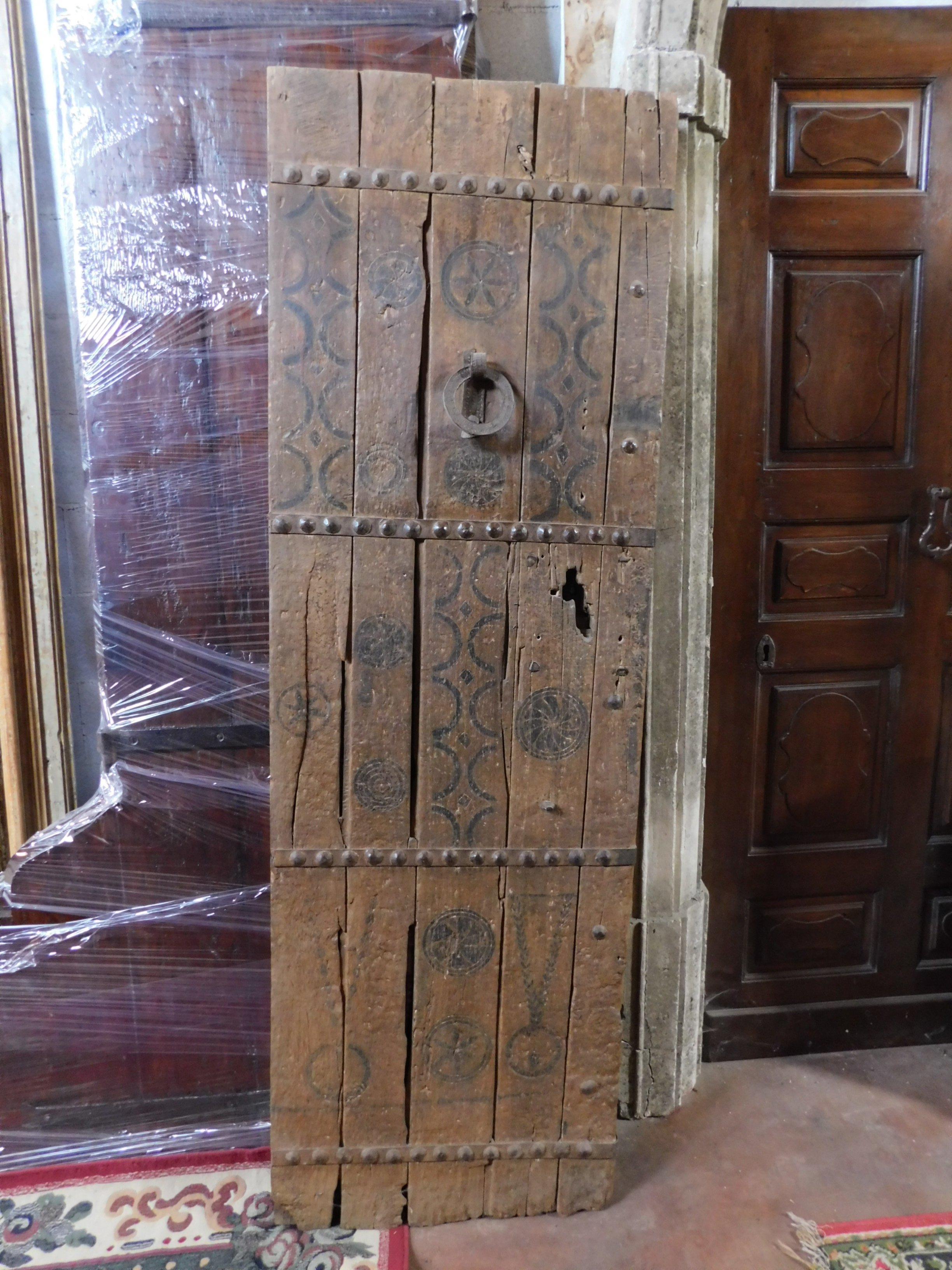 Antique brown wooden door, decorated with tribal designs in black, original nails and irons, particular back with handle, even if deep, has little weight, hand-built in 800 in some ethnic country of Africa.
Superb if used as a door but also ideal