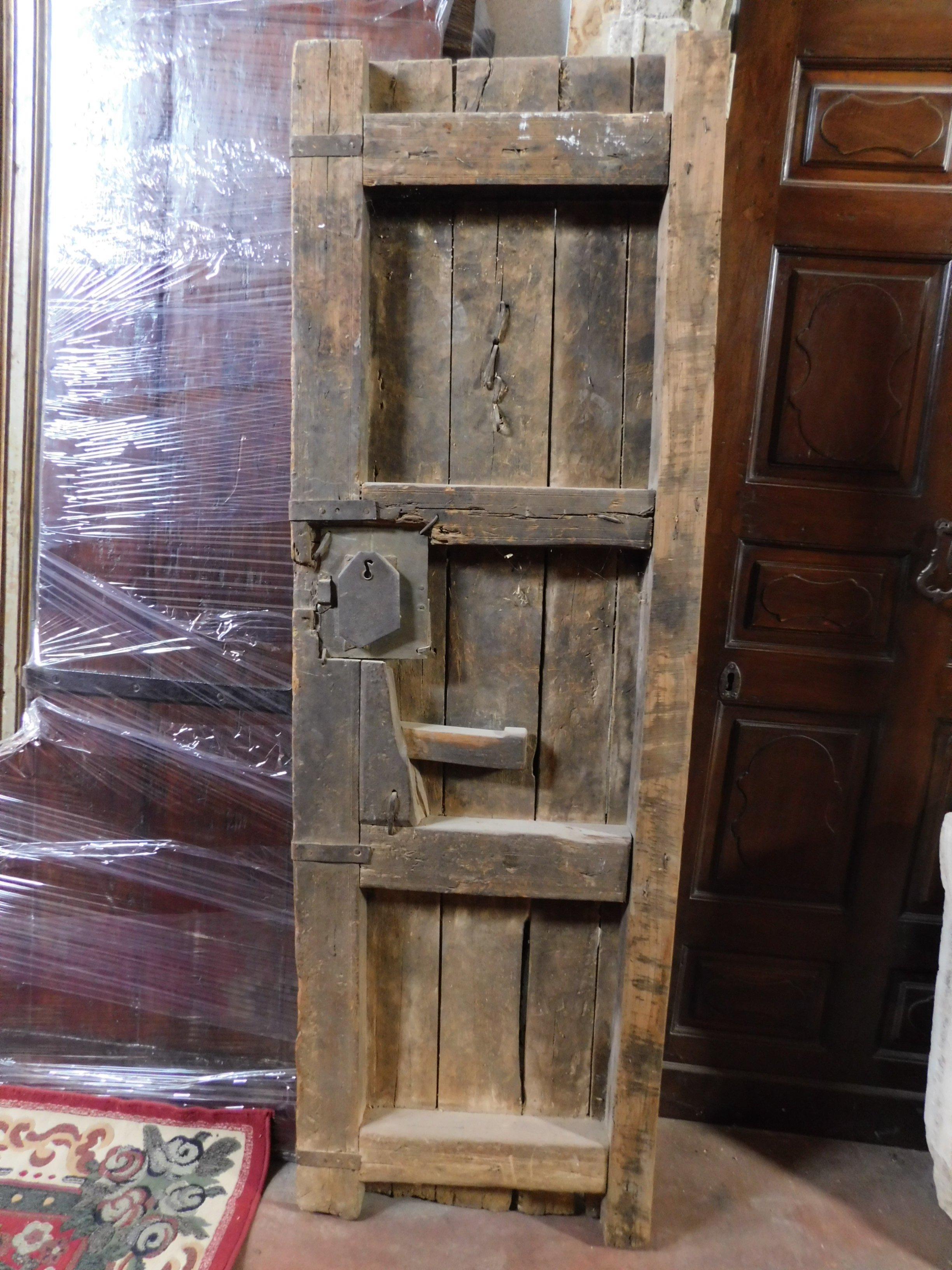 Antique Brown Wooden Door, Ethnic Black Tribal Designs, 800 Africa In Good Condition For Sale In Cuneo, Italy (CN)