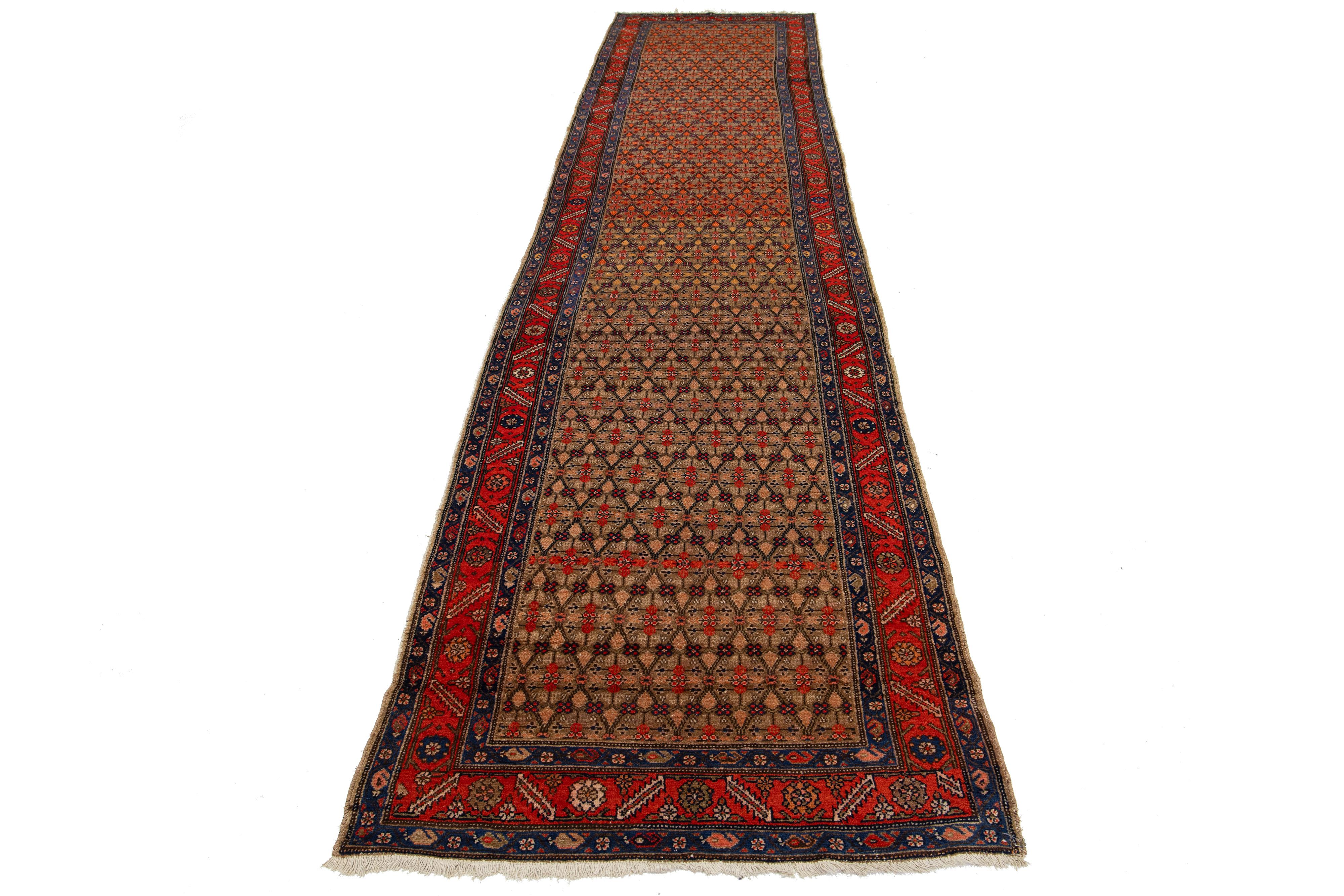 Ce chemin de table persan Hamadan antique en laine de première qualité présente un captivant motif all-over aux accents orange, rouge et bleu sur un fond marron.

Ce tapis mesure 3'5