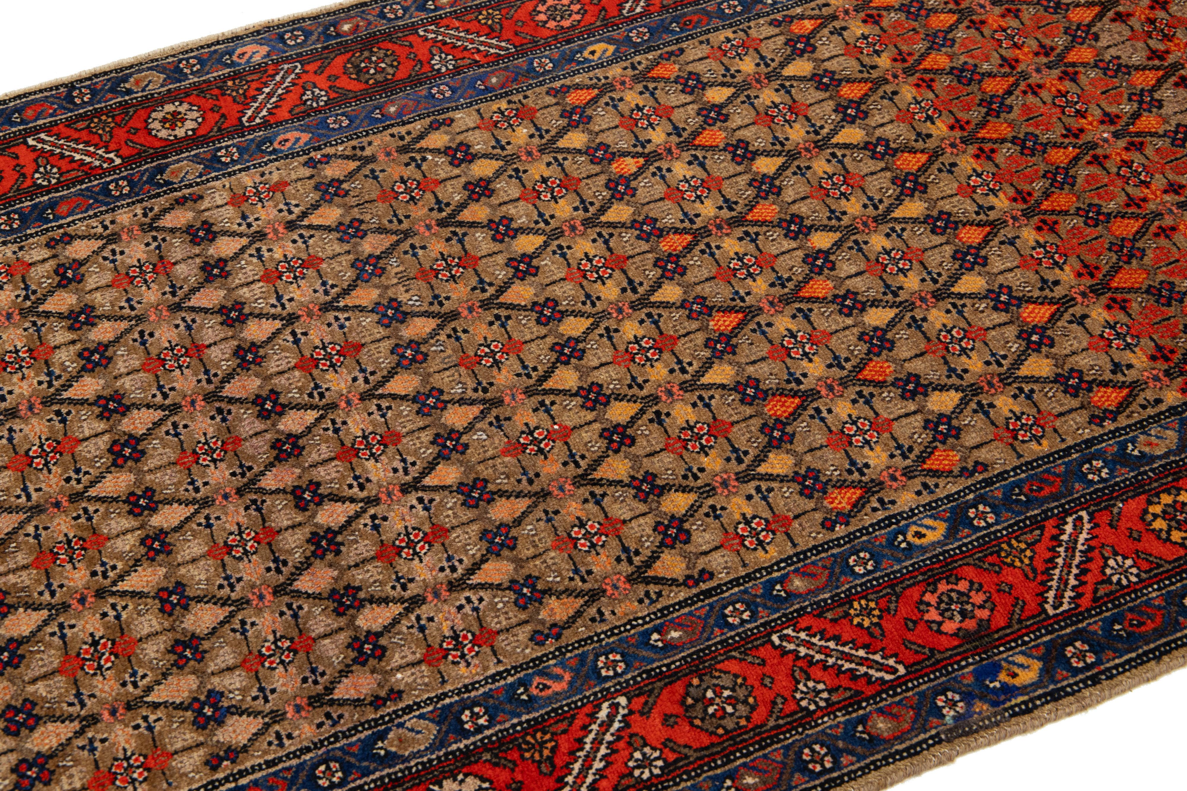 Noué à la main Antique Brown Wool Runner Persian Hamadan With Geometric Pattern (Chemin de table en laine à motifs géométriques) en vente