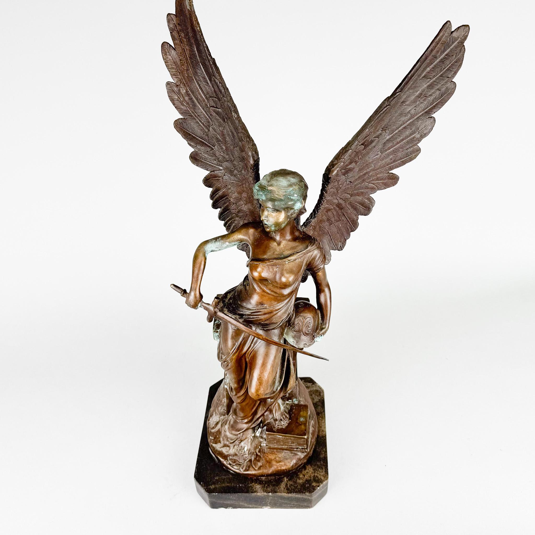 Scultura alta in bronzo di un angelo con spada su marmo, patina originale.