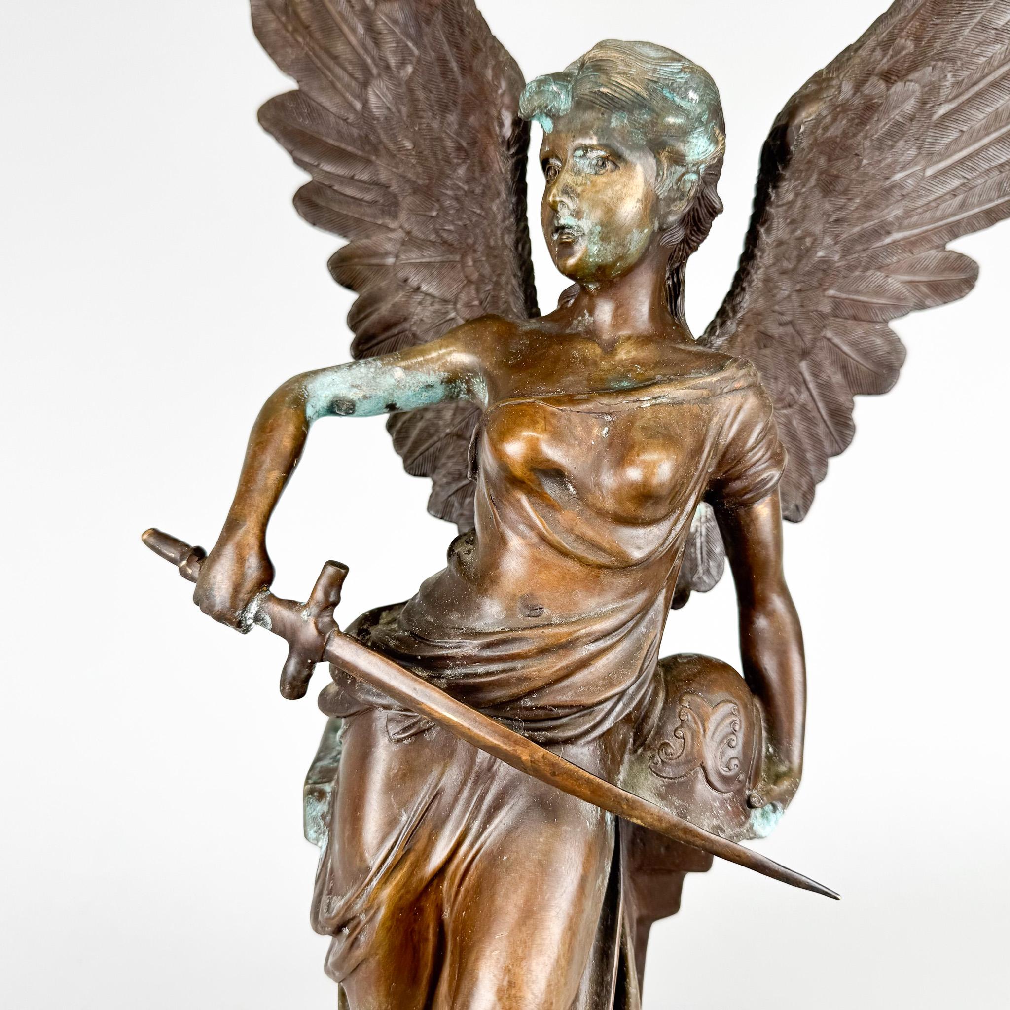 Europeo Scultura antica di Broze - Angelo con spada in vendita