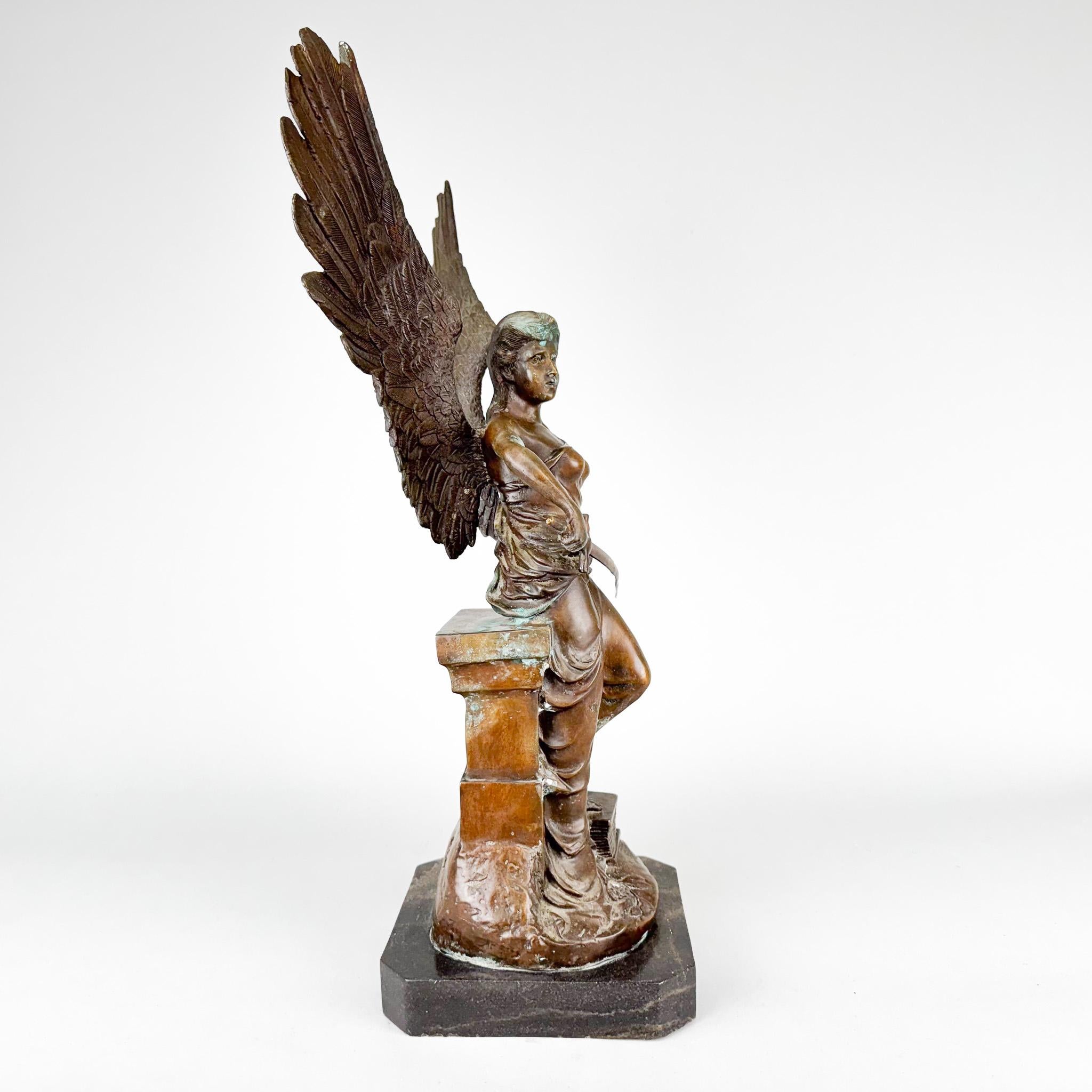 Scultura antica di Broze - Angelo con spada In condizioni buone in vendita a Praha, CZ