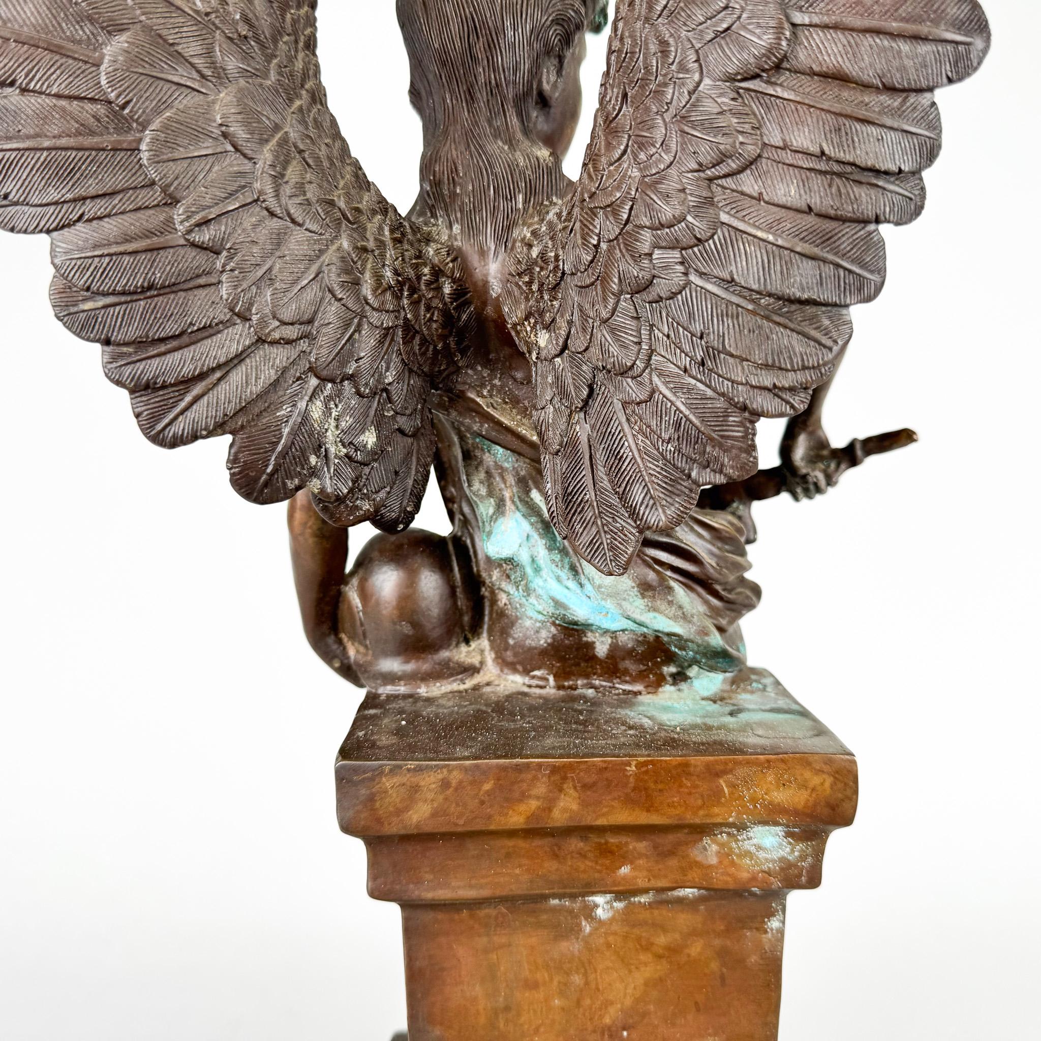 Scultura antica di Broze - Angelo con spada in vendita 1