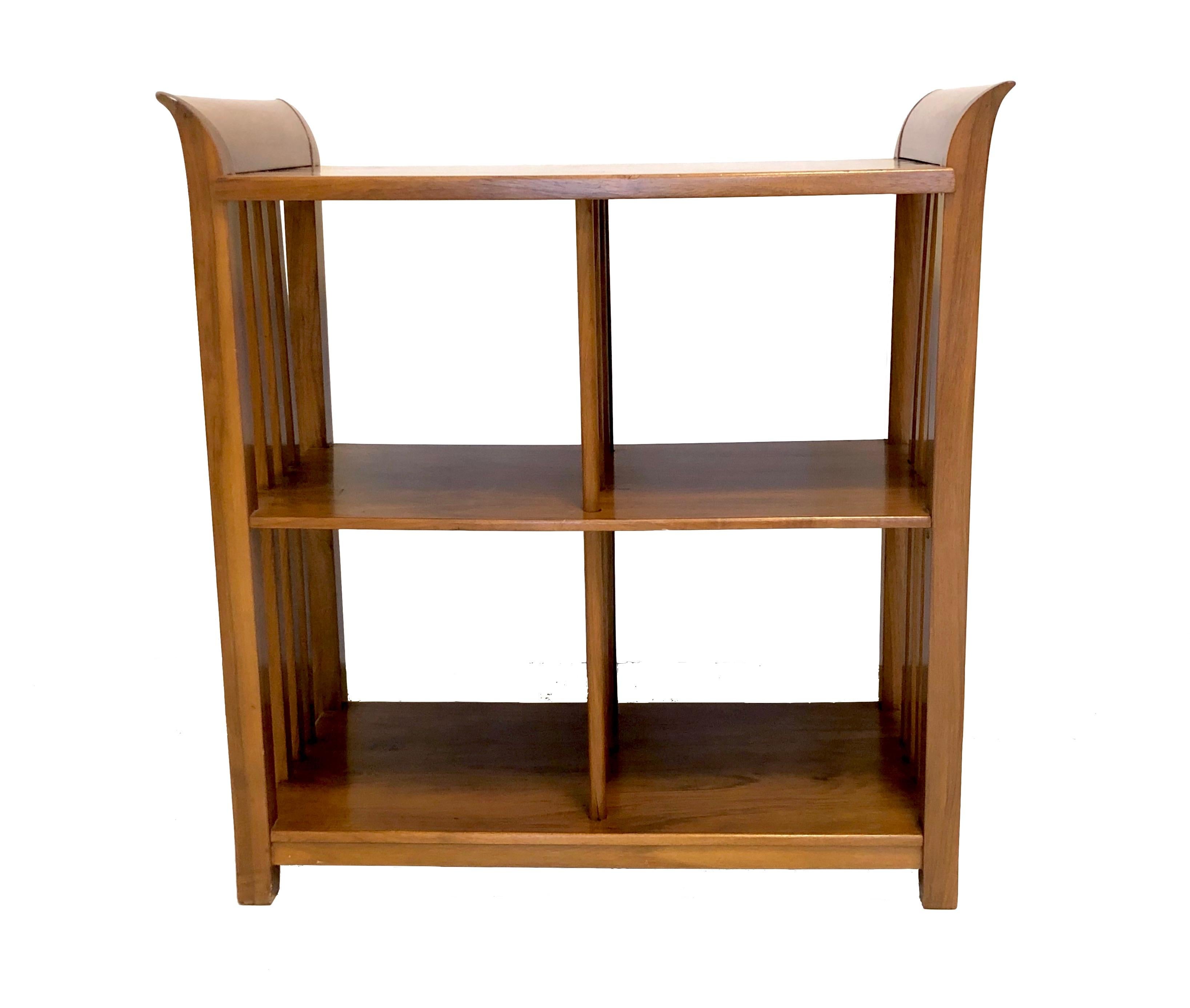 The chique bookcase – étagère– was designed by Bruno Paul ( 1847-1968 ) in circa 1915-1920. It is made out of mahagony.