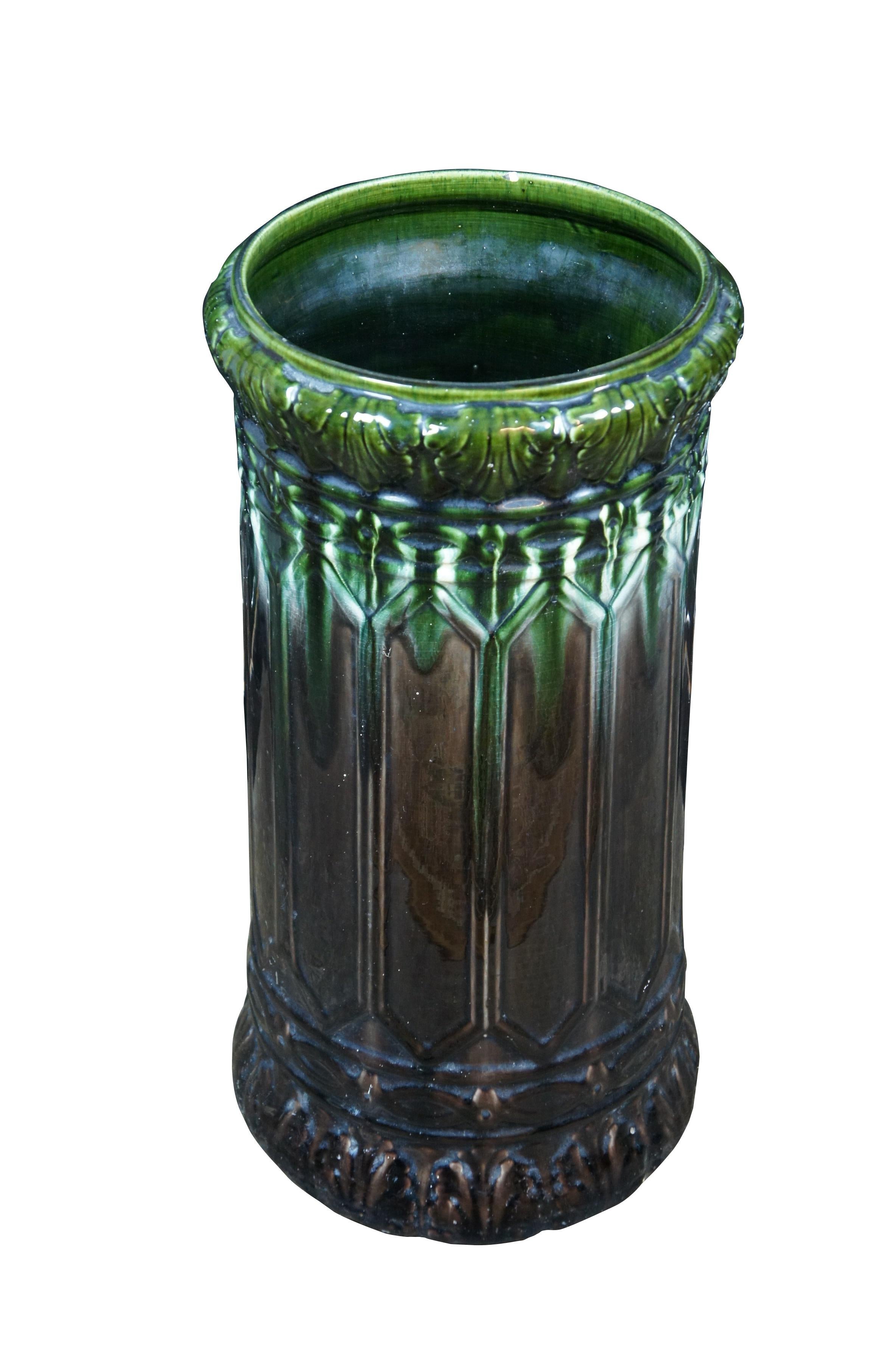 Porte-parapluie en faïence mélangée Brush McCoy du début du 20e siècle, de style victorien / édouardien, vers 1915, avec une glaçure verte et brune en goutte d'eau. Forme cylindrique avec un sommet et une base plus larges, moulée avec un beau motif