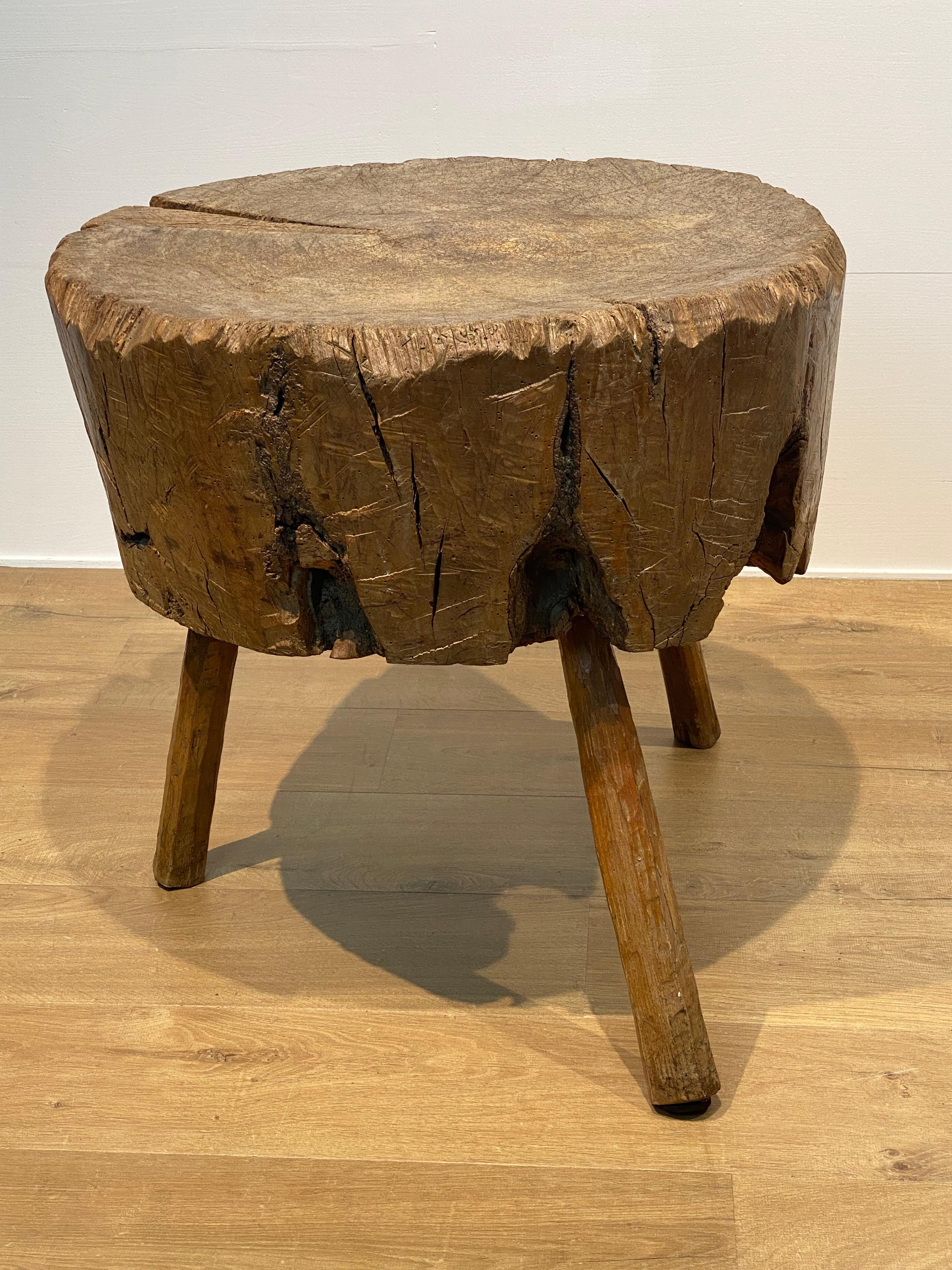 Brutalistischer, französischer Chopper-Block nach einem gigantischen Stück Holz gefertigt,
aus den 1960er Jahren,
schöne gebrauchte Patina und Glanz des Holzes,
ein schönes Stück zur Dekoration Ihrer Küche,
große verwendet, alte Patina der oben