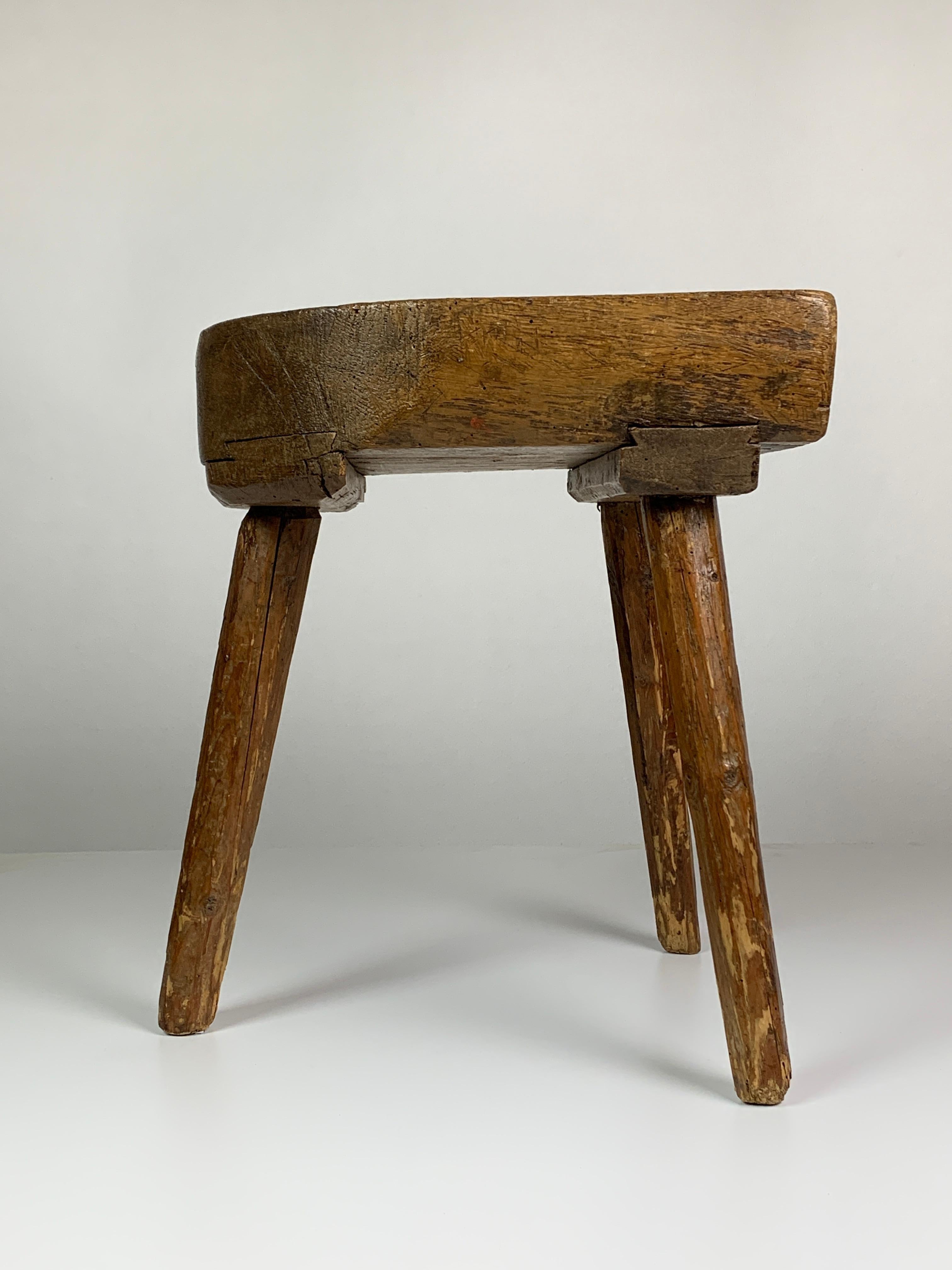 Antique brutalist farmhouse rustic tripod milking stool, Dutch 19th century 7