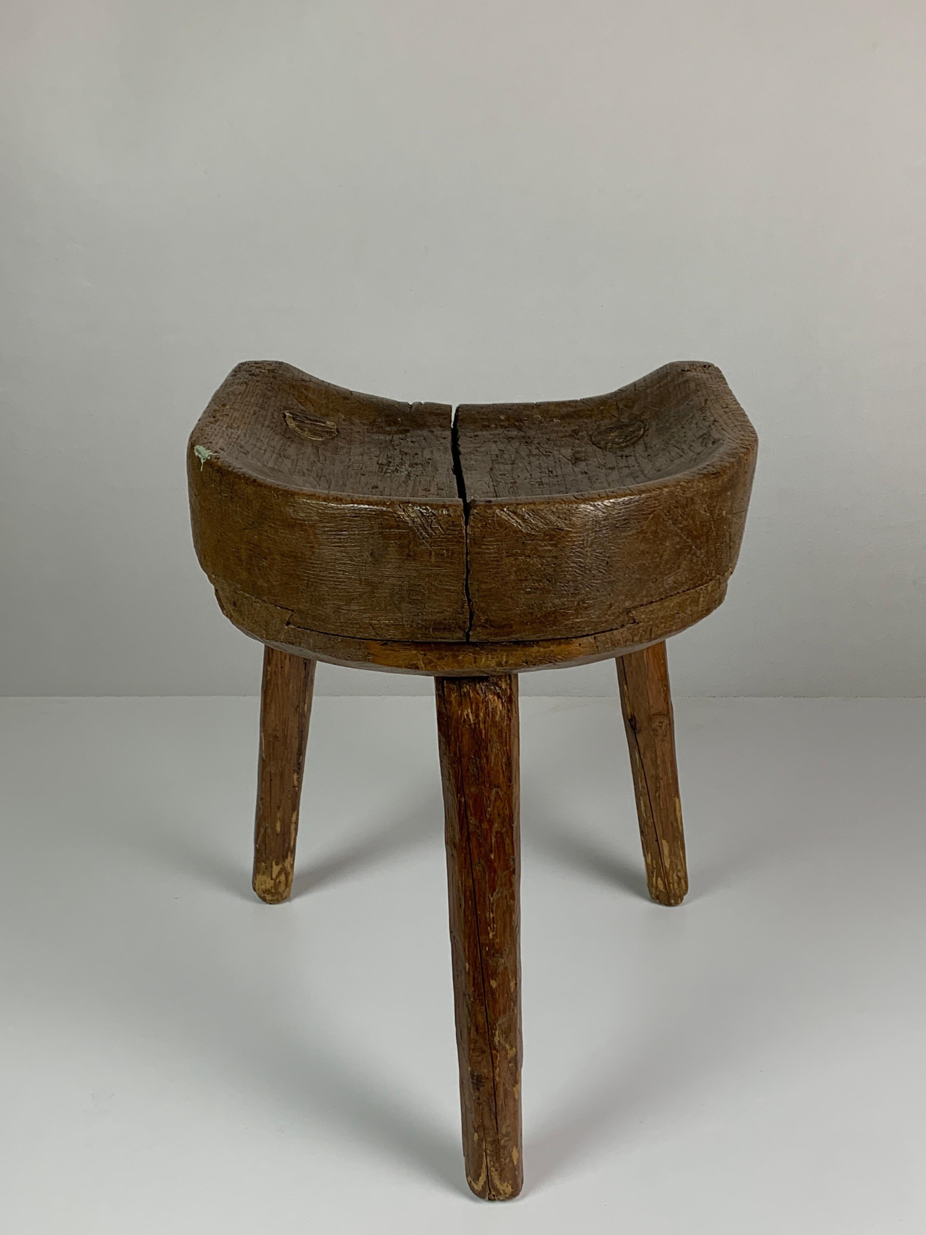 Antique brutalist farmhouse rustic tripod milking stool, Dutch 19th century 9
