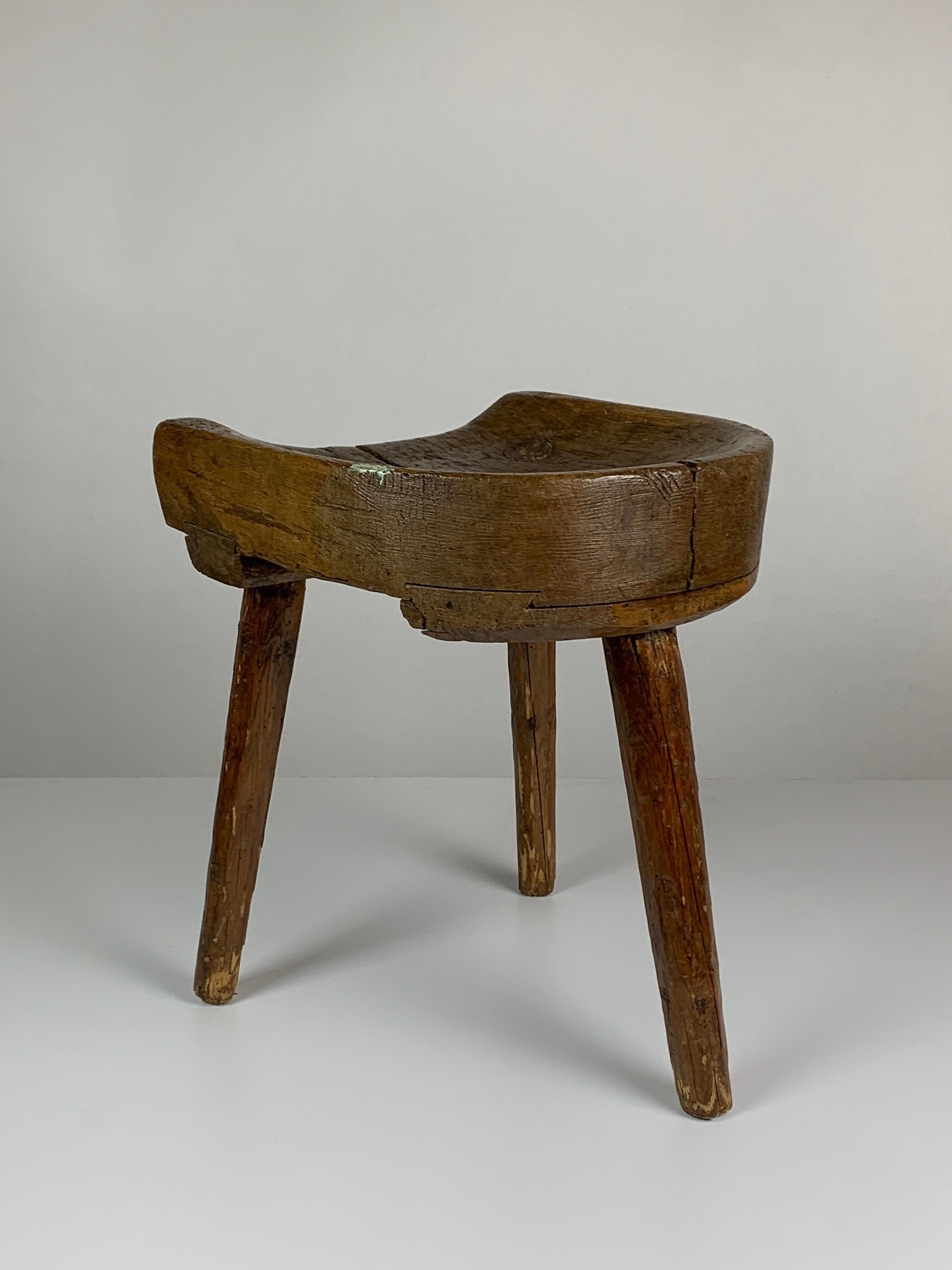 Antique brutalist farmhouse rustic tripod milking stool, Dutch 19th century 10