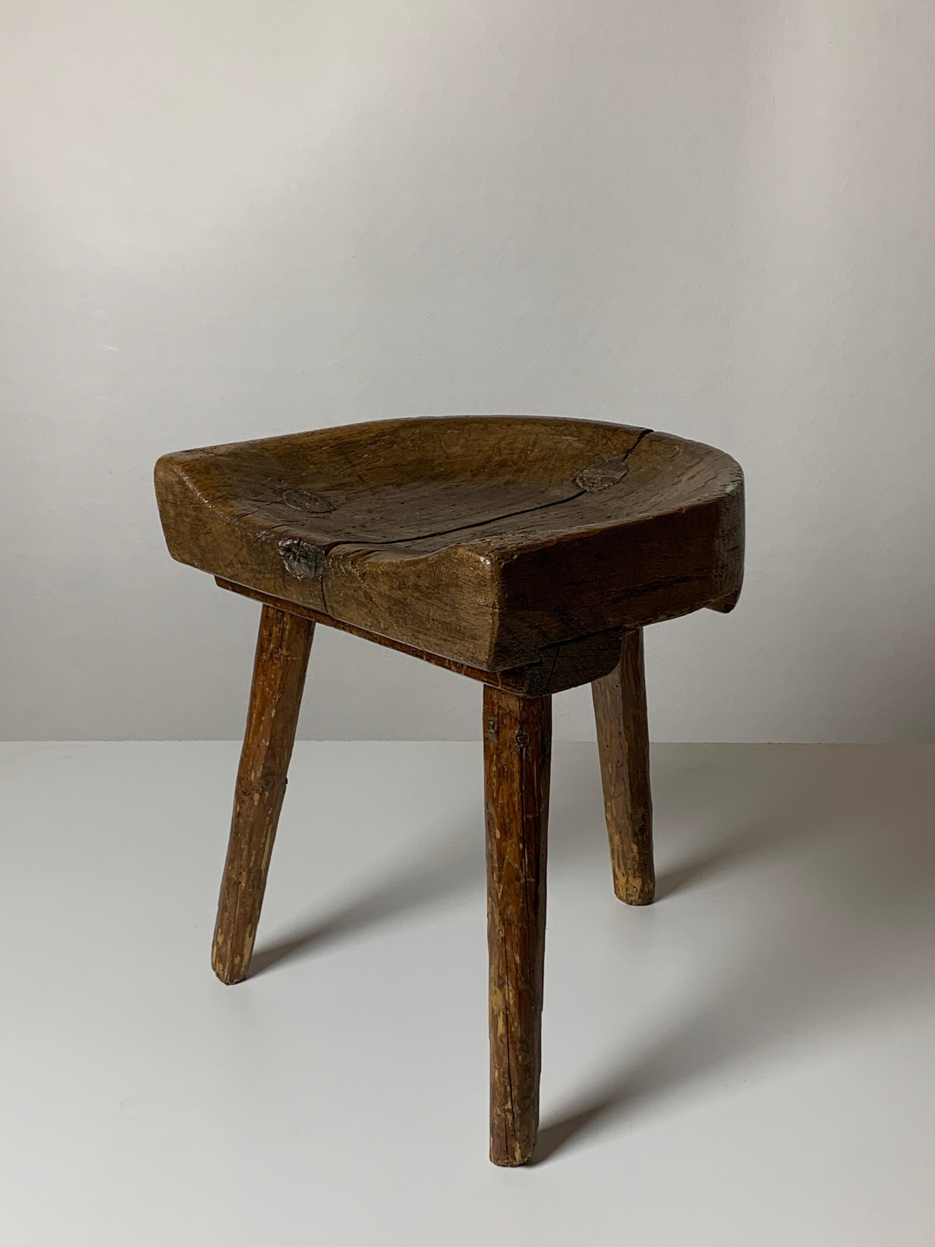 Antique brutalist farmhouse rustic tripod milking stool, Dutch 19th century 11