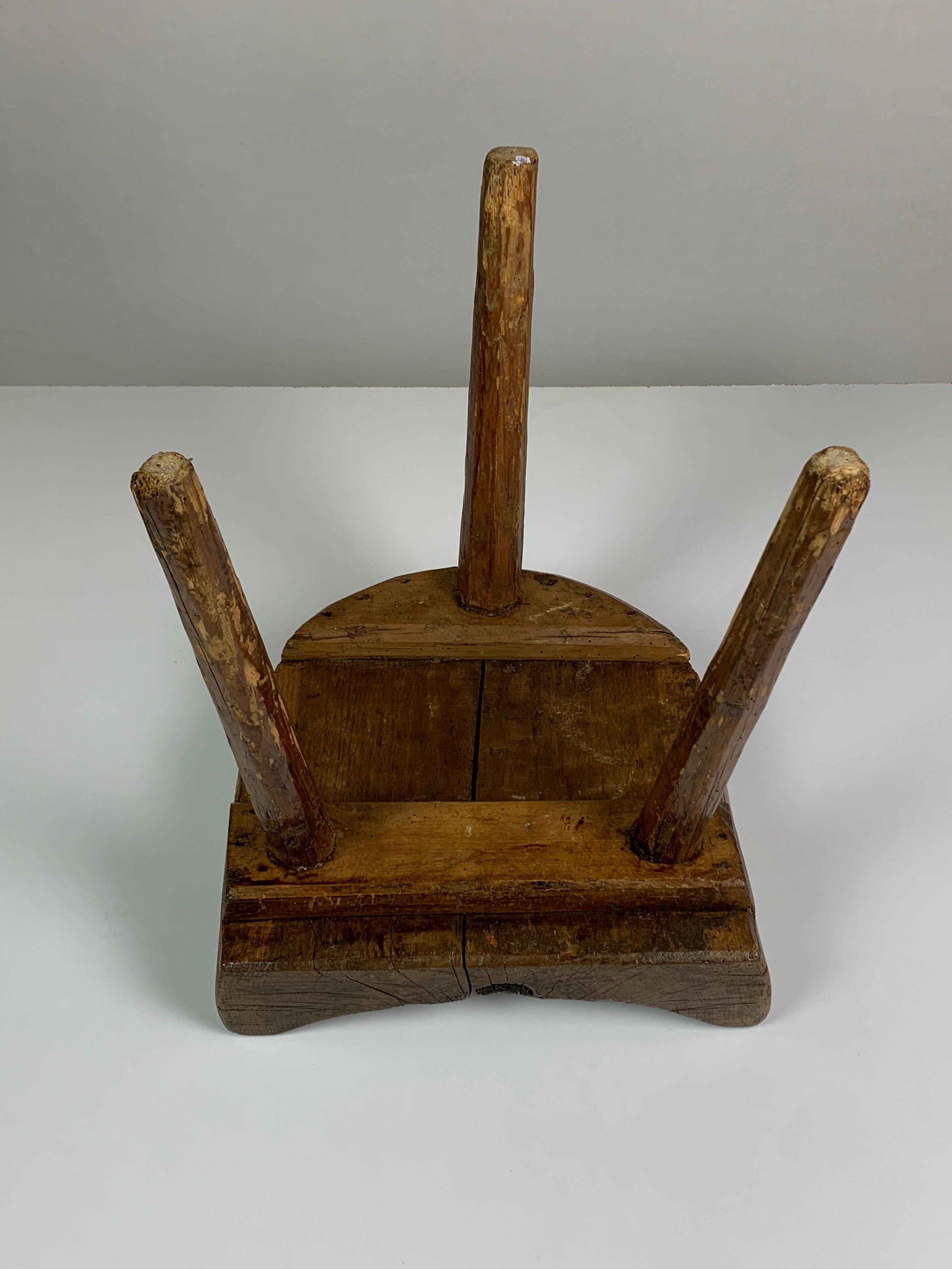 Antique brutalist farmhouse rustic tripod milking stool, Dutch 19th century 13