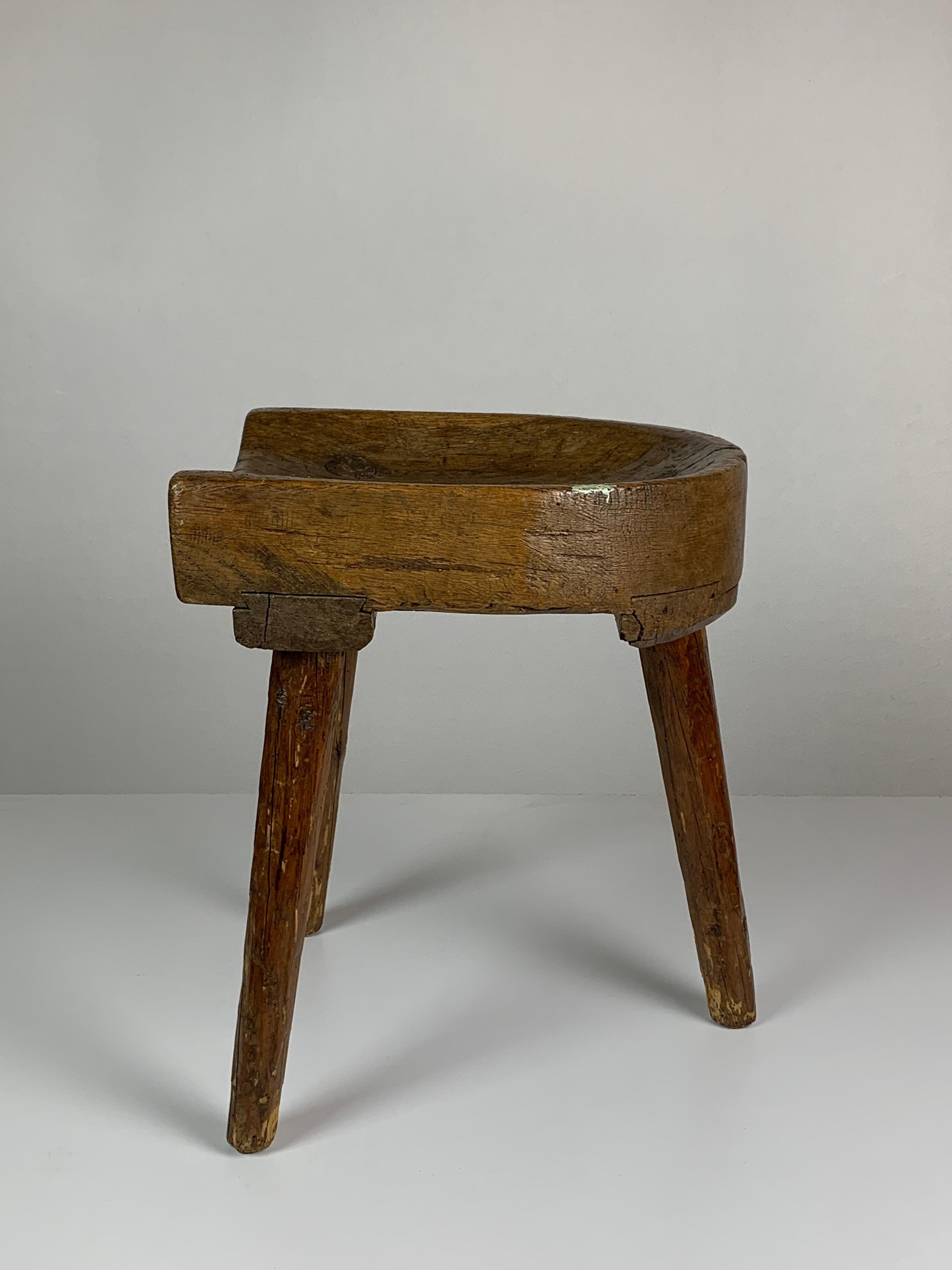 Antique brutalist farmhouse rustic tripod milking stool, Dutch 19th century In Good Condition In Zaandam, NL