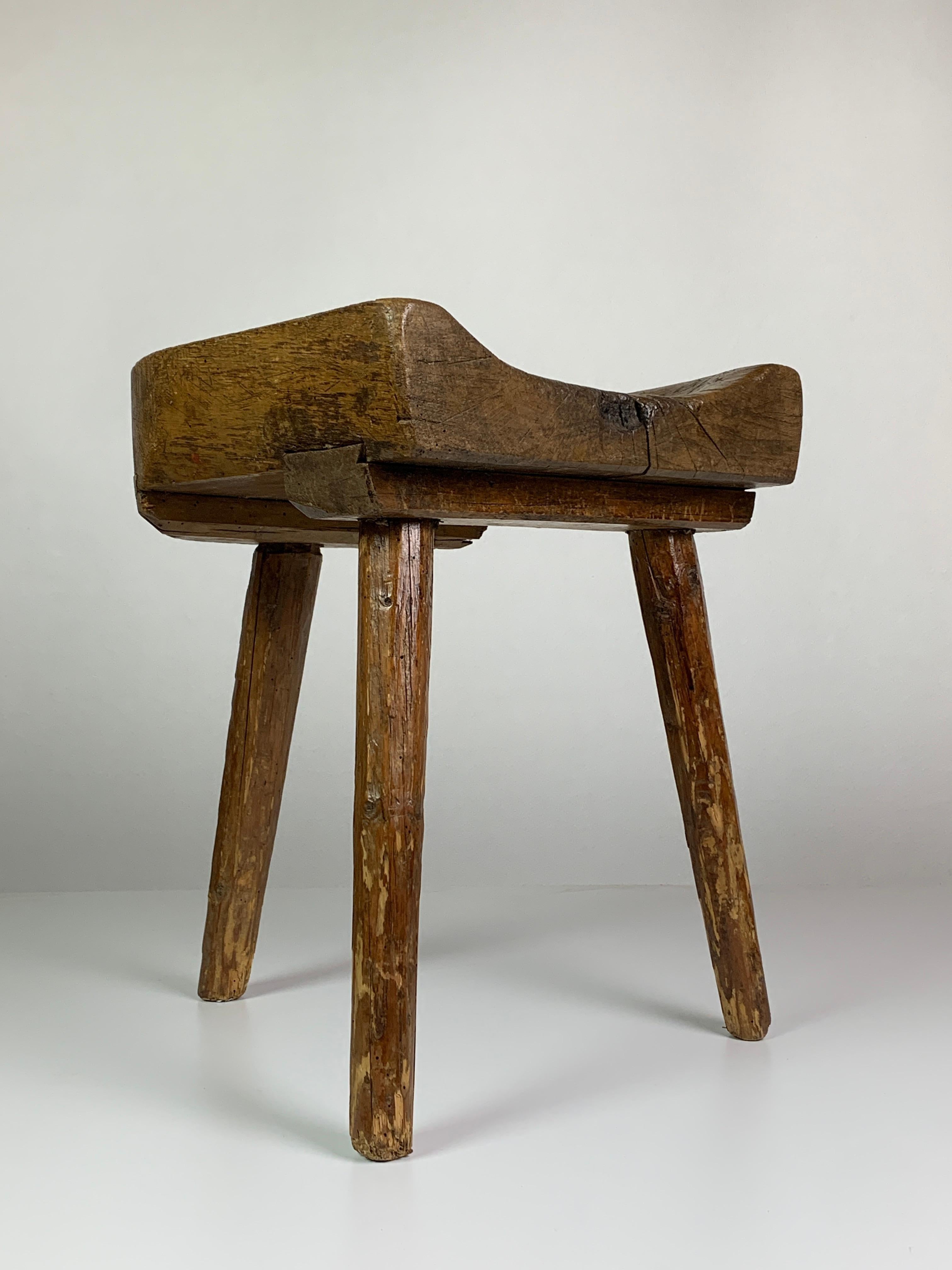 Antique brutalist farmhouse rustic tripod milking stool, Dutch 19th century 2
