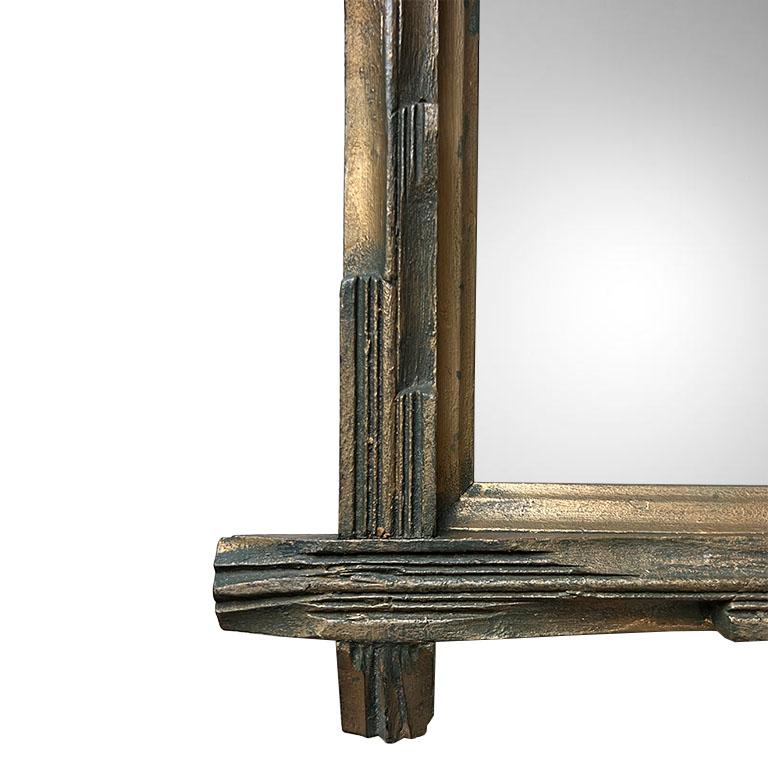 Antico e intagliato a mano in legno, questo specchio in stile Tramp Art si farà notare in qualsiasi ambiente. In corrispondenza delle giunture, ogni lato si sovrappone a croce o in stile Adirondack. Ogni pezzo è intagliato a mano in stile brutalista