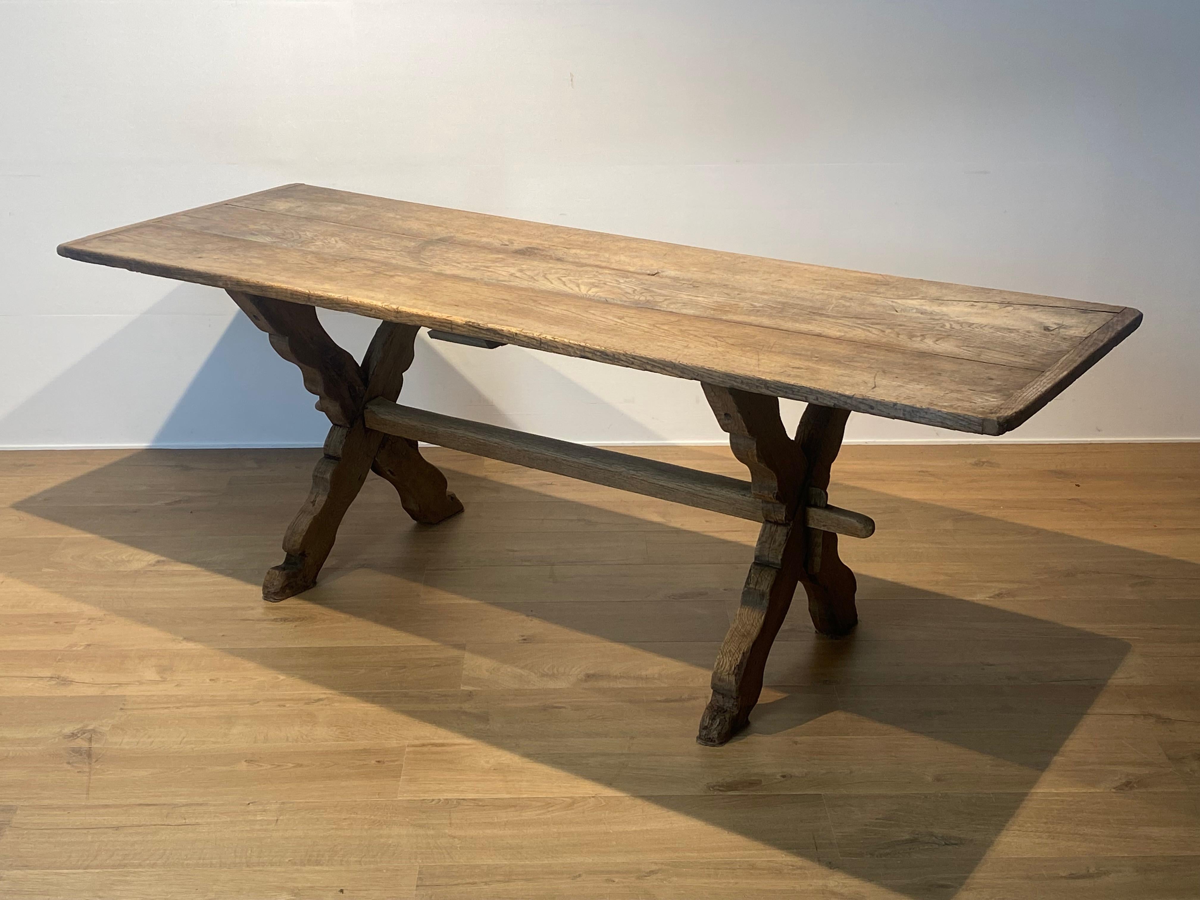 Ancienne table de fermier française brutaliste en vente 3