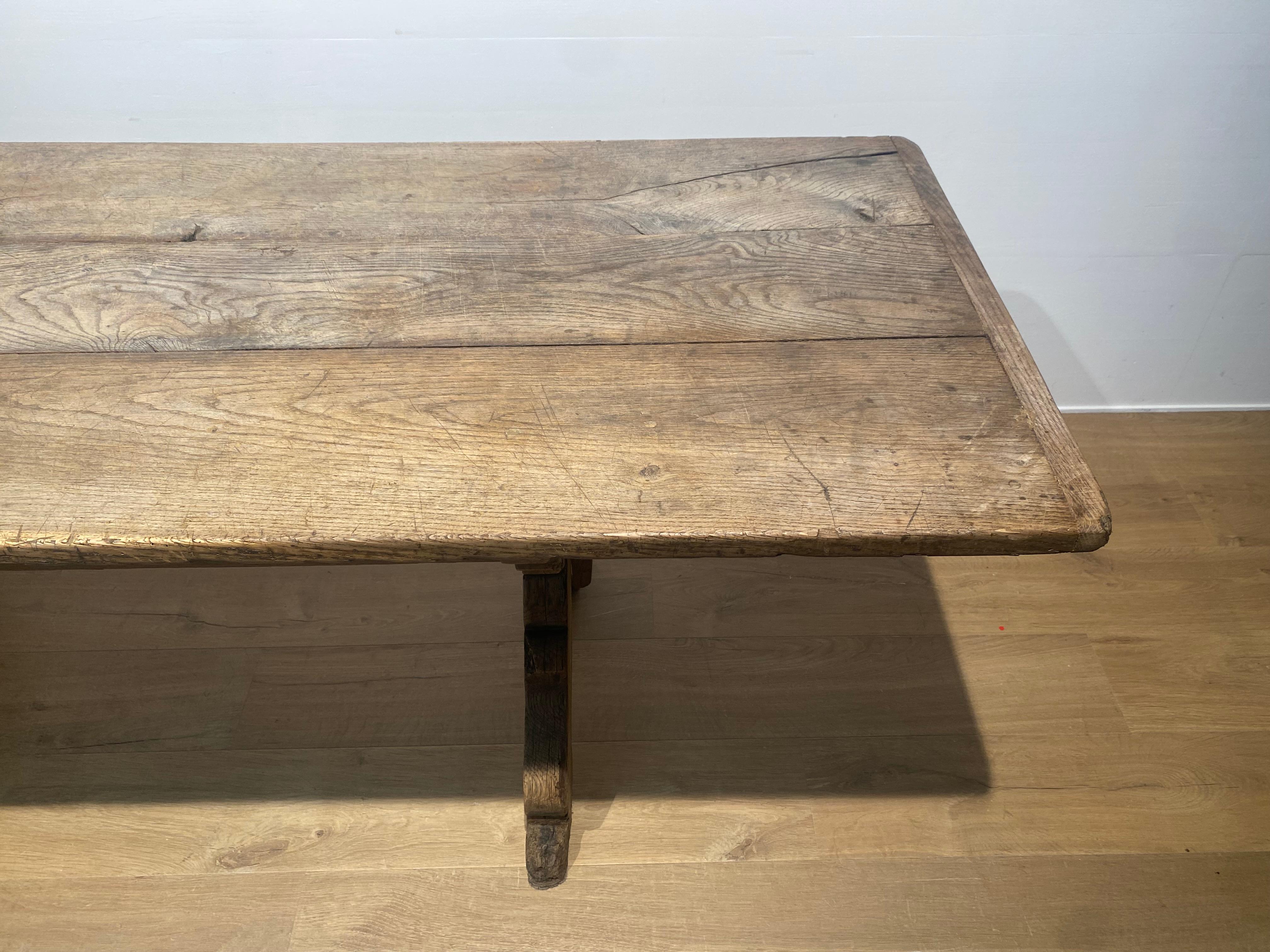 Blanchi Ancienne table de fermier française brutaliste en vente