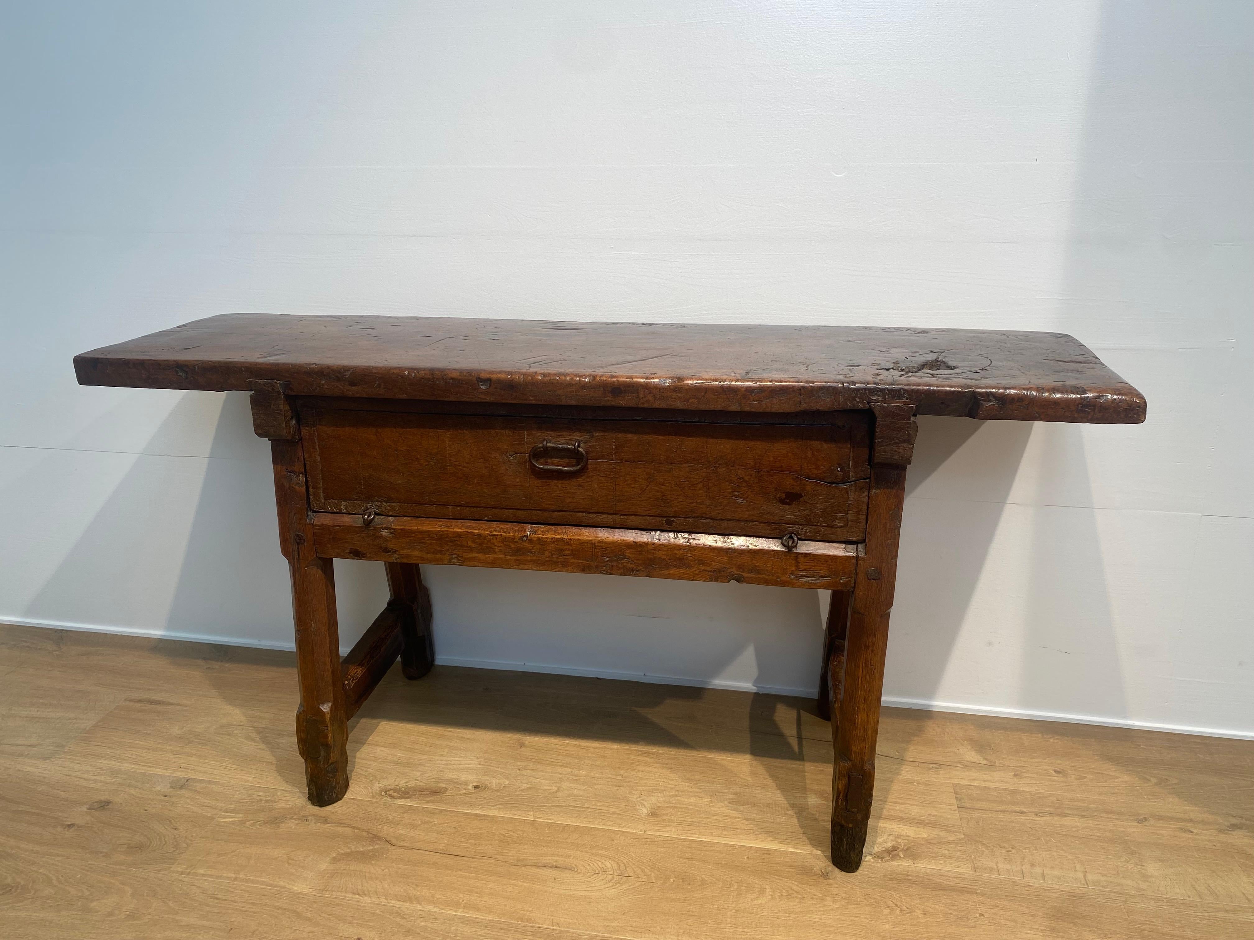 Un eccezionale tavolo da contadino catalano in noce,
Spagna, 19° secolo, buone condizioni,
il piano del tavolo è composto da un unico pezzo di legno e c'è un cassetto,
caldo e molto bello, la patina e l'usura del legno sono antiche e calde,
tavolo
