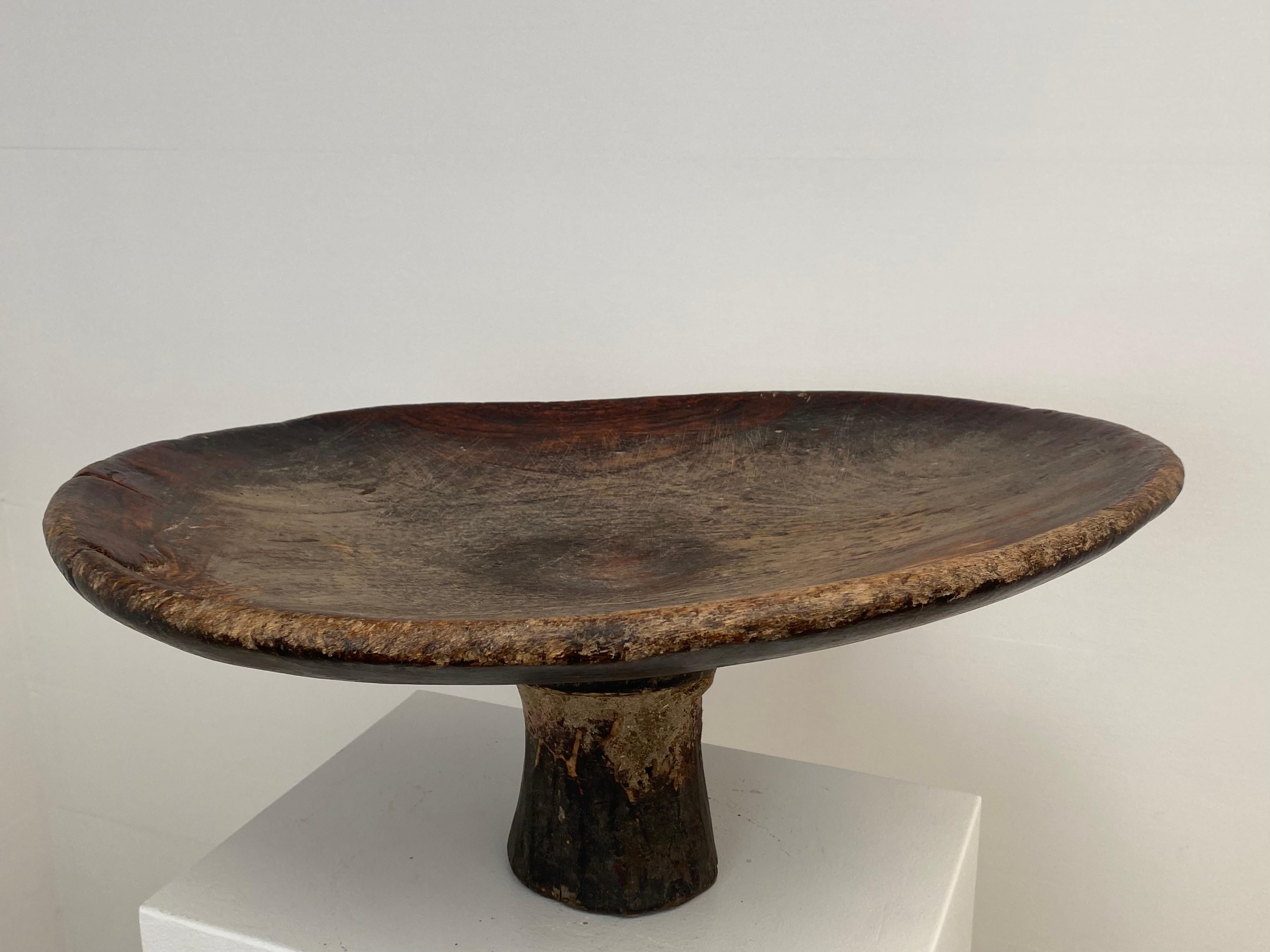 Grande et très décorative Tazza berbère en bois sur pied,
Excellent, éclat antique et patine du bois,
objet très décoratif pouvant être utilisé à différentes fins