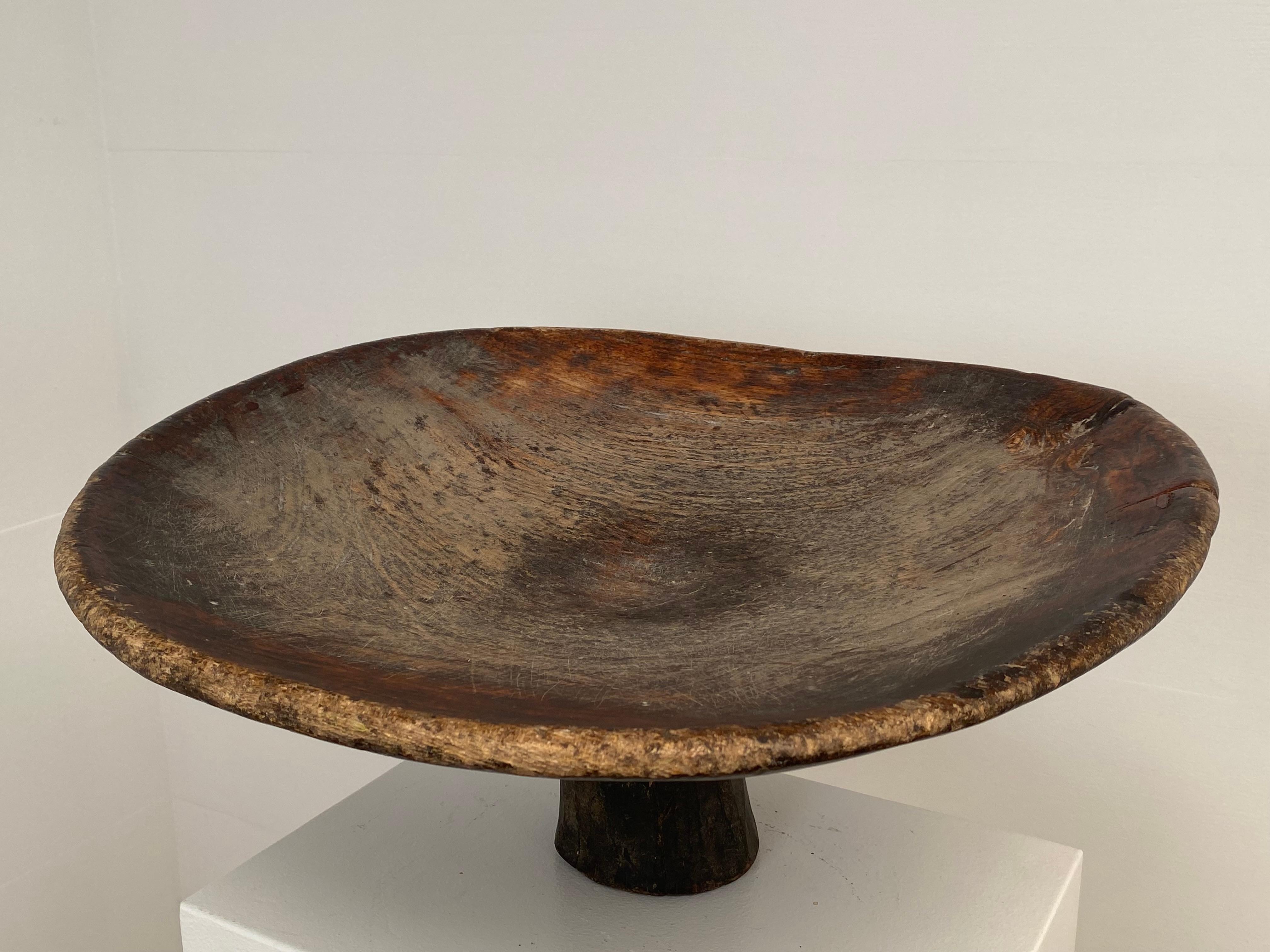 Antique, Brutalist Wooden Berber Tazza In Excellent Condition For Sale In Schellebelle, BE