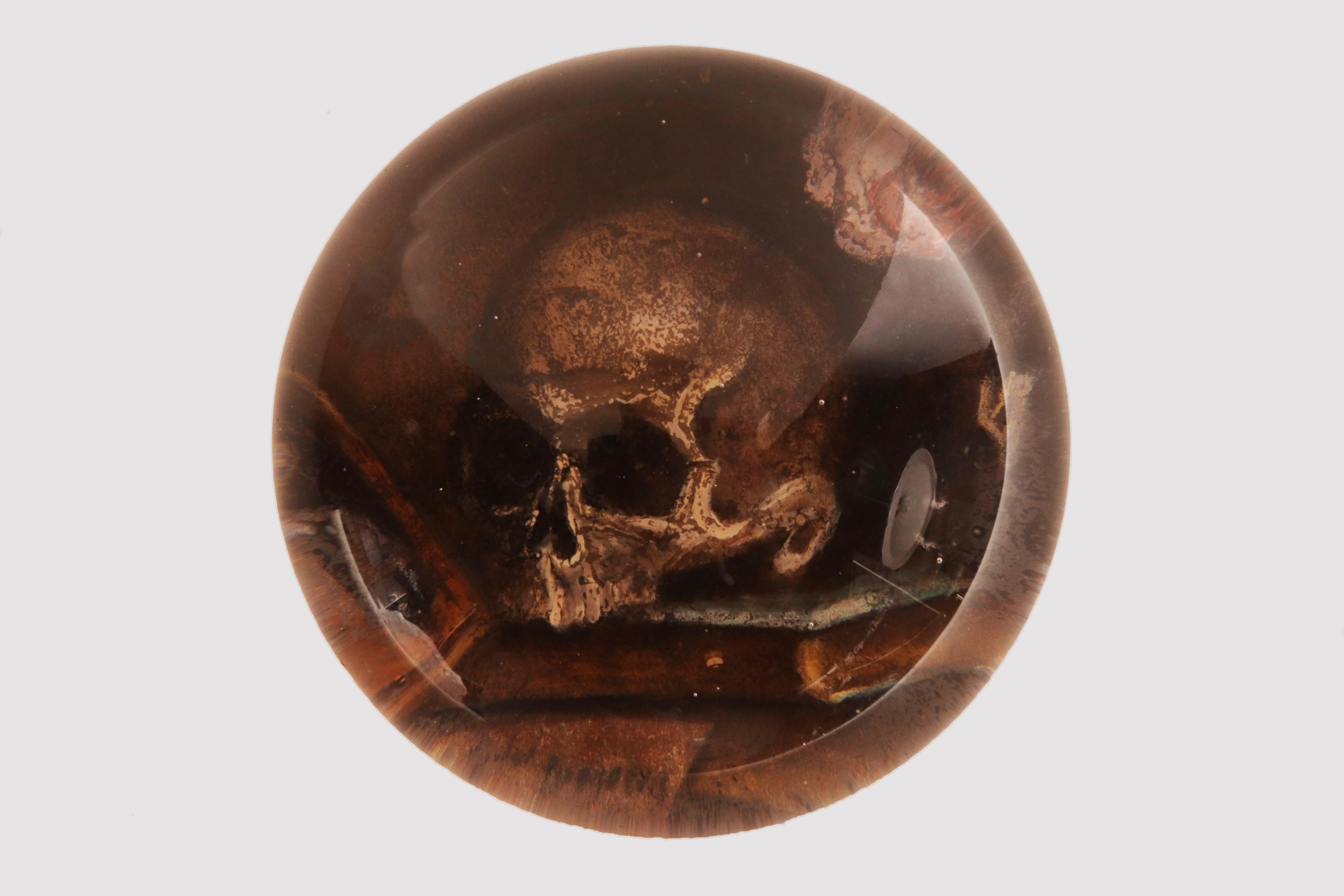 Antiker Blasenglas-Briefbeschwerer oder Papierpresse. Dekoriert mit einem Sockel, der eine in Öl gemalte Vanitas Memento-mori darstellt, die auf der Rückseite des Glases befestigt ist, um eine dreidimensionale Figur zu schaffen, die im Kristall zu