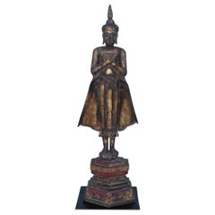 Sculpture de Bouddha ancien sur pied