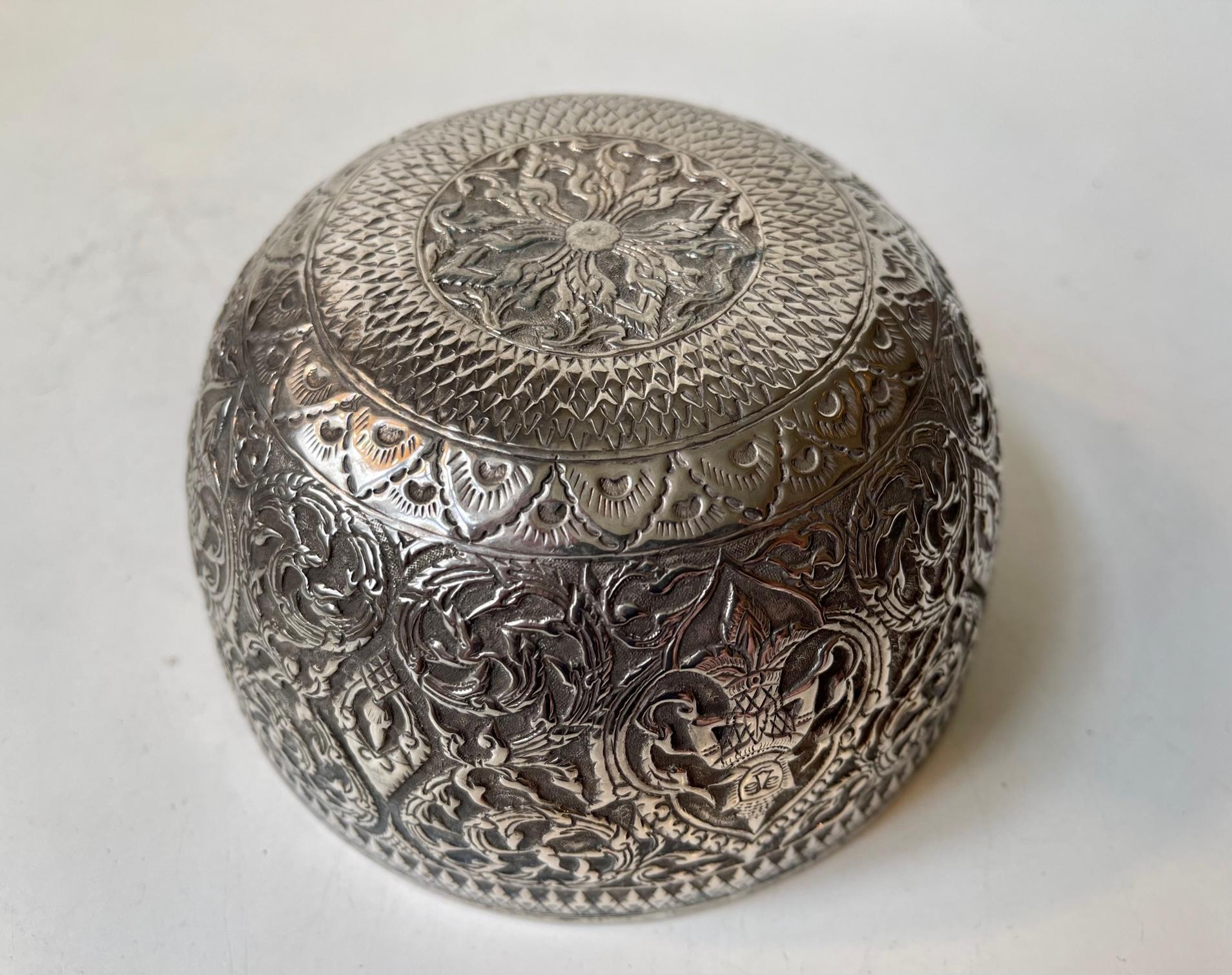 Antique Buddhist Singing Bowl in Carved & Repoussé Silver In Good Condition For Sale In Esbjerg, DK