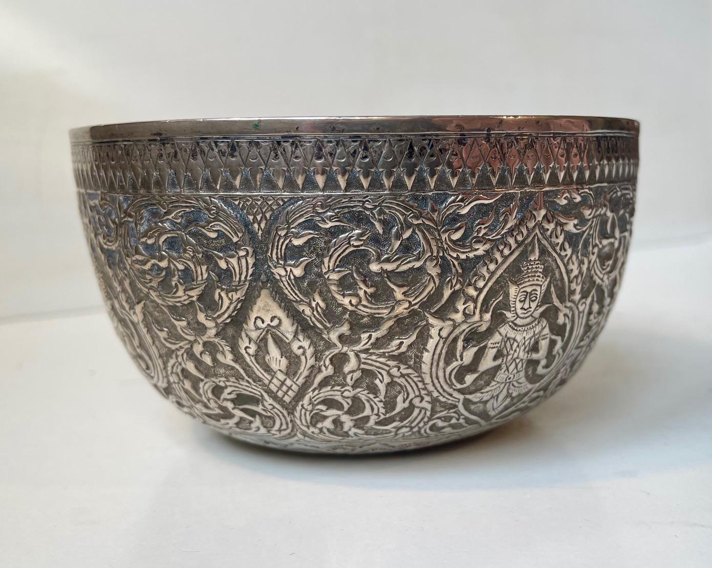 Bol chantant bouddhiste ancien en argent ciselé et repoussé en vente 1