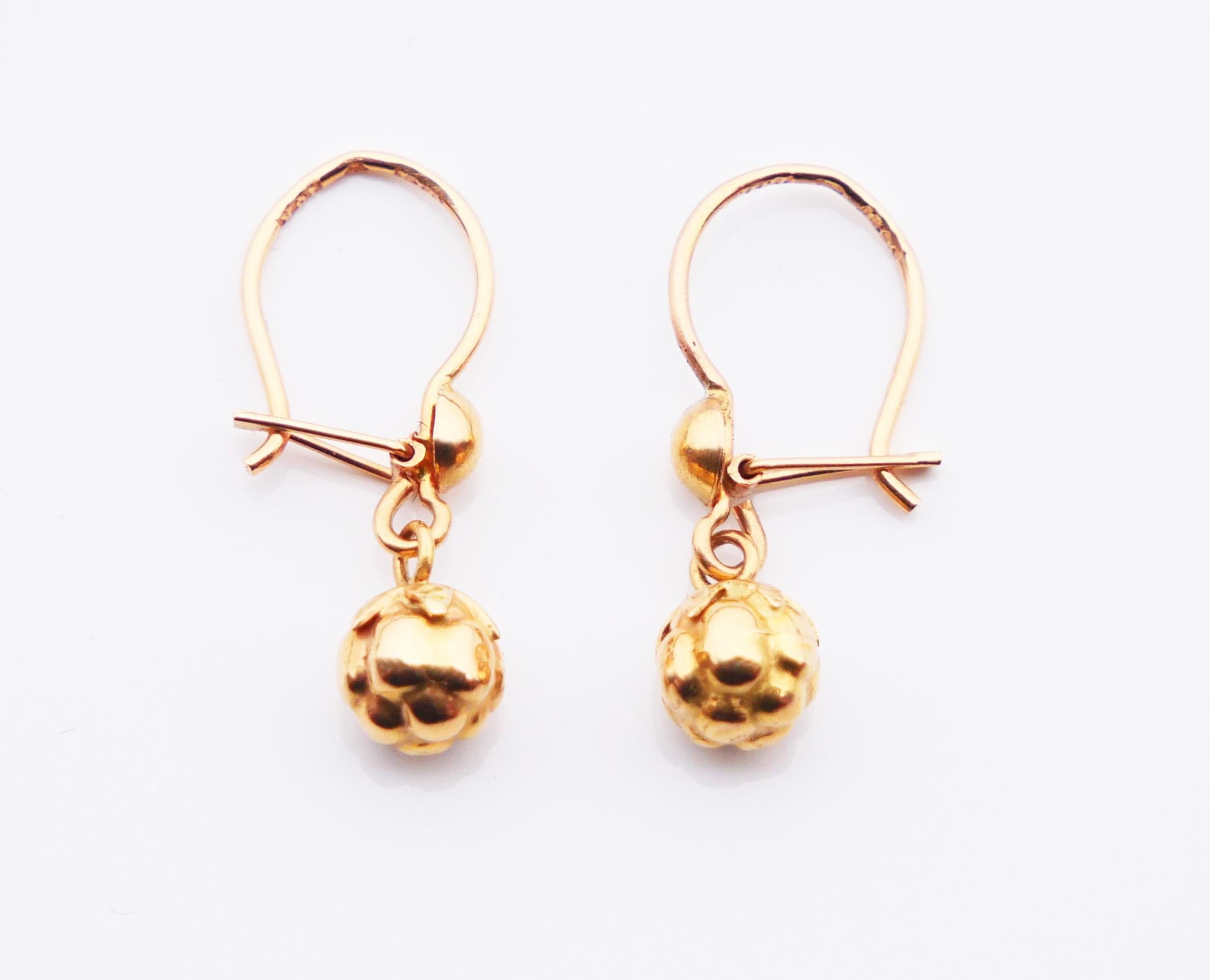 A  pair of dangles with rounds buds suspended.  In solid 18K Gold.

Hooks hallmarked 18K, three crowns and maker's initials. made in Sweden ca. 1920s -1930s .

Each earring is  24 mm long (including hooks) x 6 mm at widest.

Weight: 1.8 grams.

Used