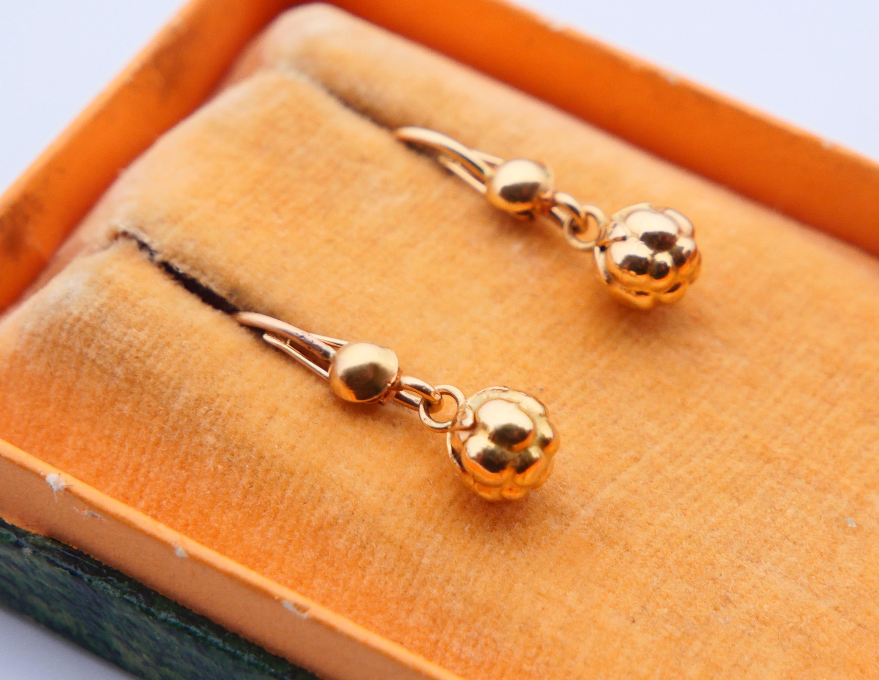 Art Deco Antique Buds dangle Earrings solid 18K Gold / 1.8 gr For Sale