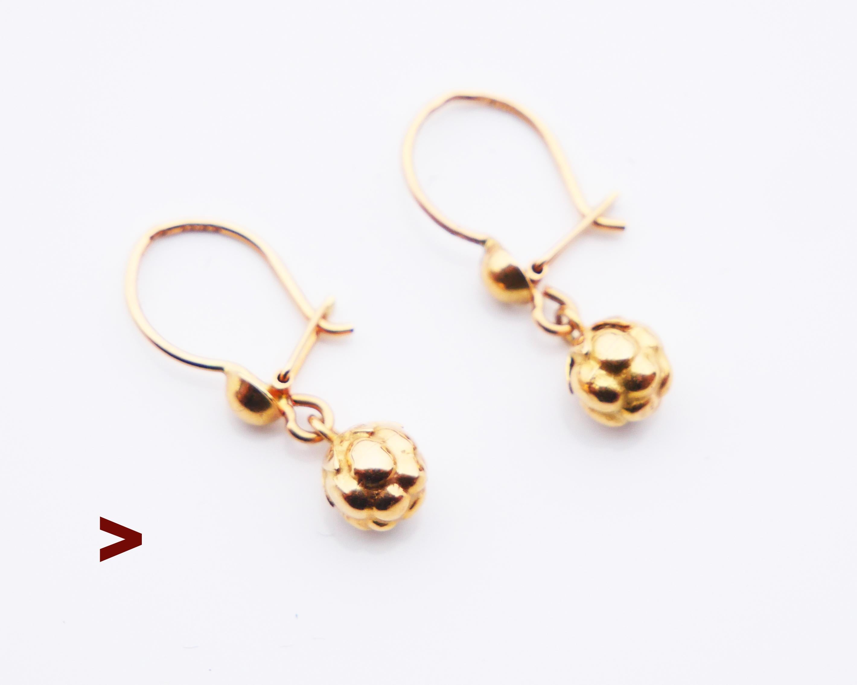 Antique Buds dangle Earrings solid 18K Gold / 1.8 gr For Sale 2
