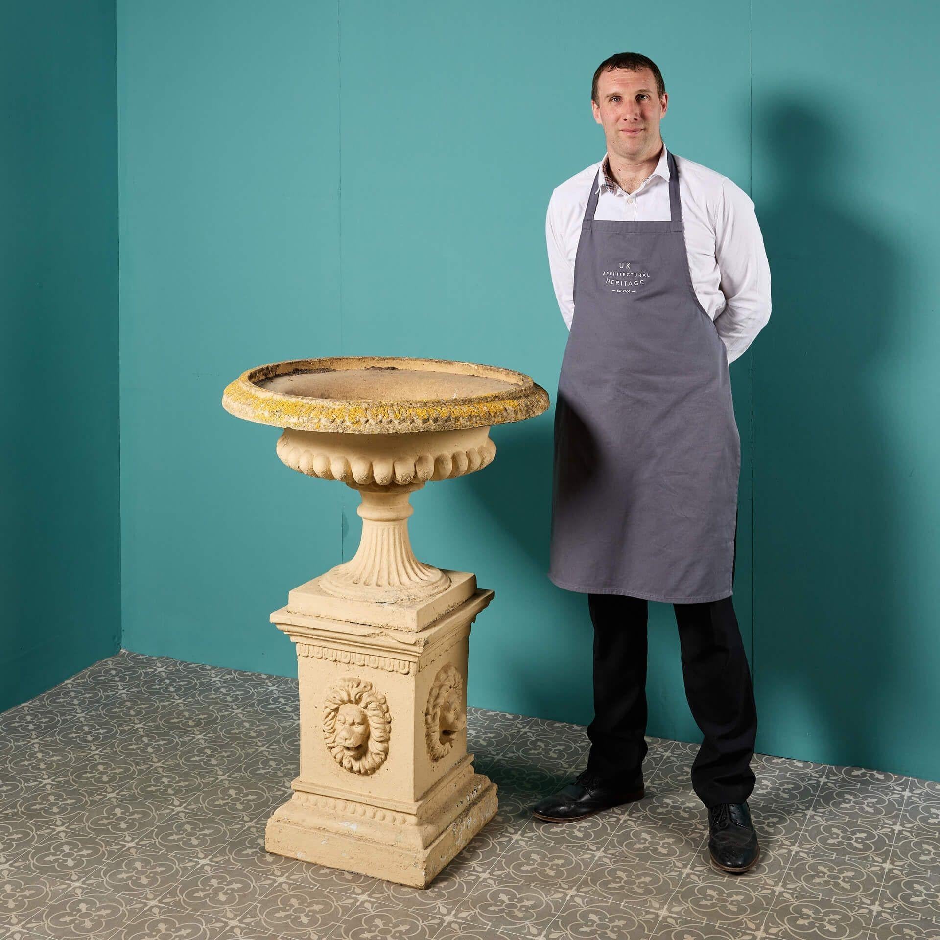 Antigua urna tazza de barro cocido sobre pedestal.

Erguida orgullosamente sobre un zócalo, resulta llamativa entre los jardines o el patio de una finca, infundiendo una sensación de grandeza y majestuosidad.

Pintado en color crema y muy detallado,