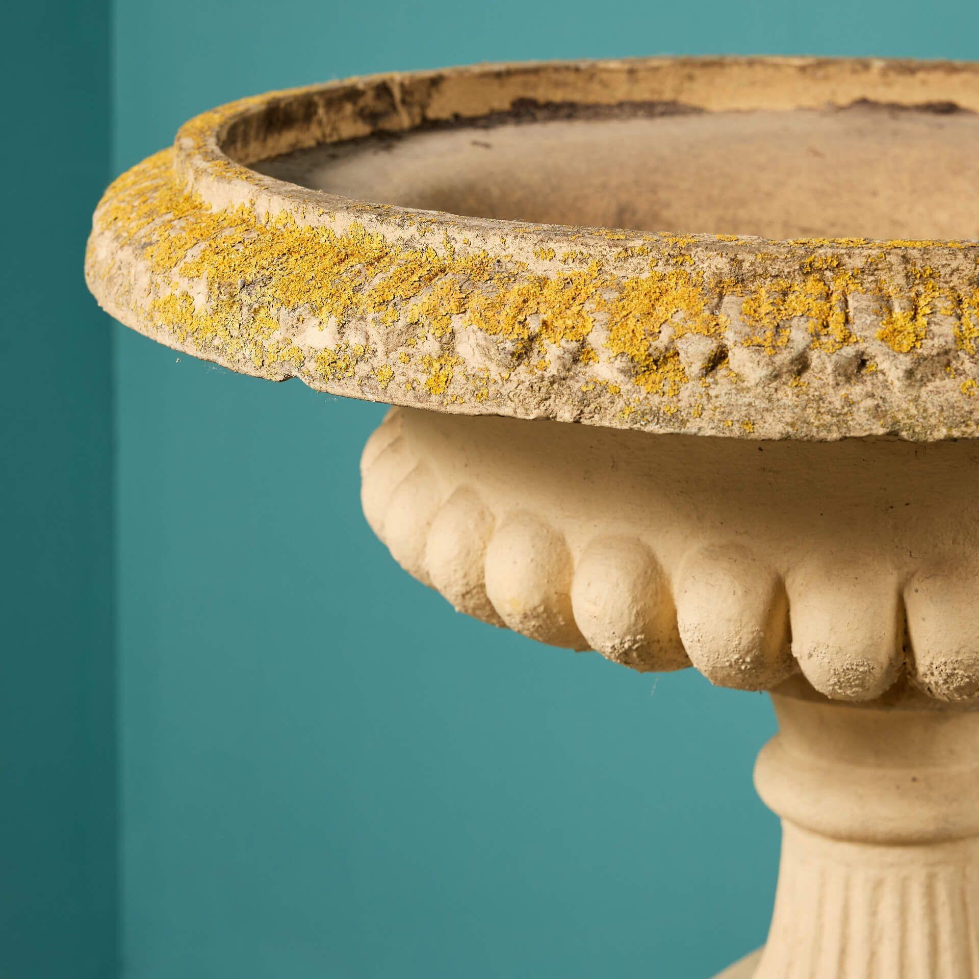 Urna antigua de terracota pulida Tazza sobre pedestal Inglés en venta