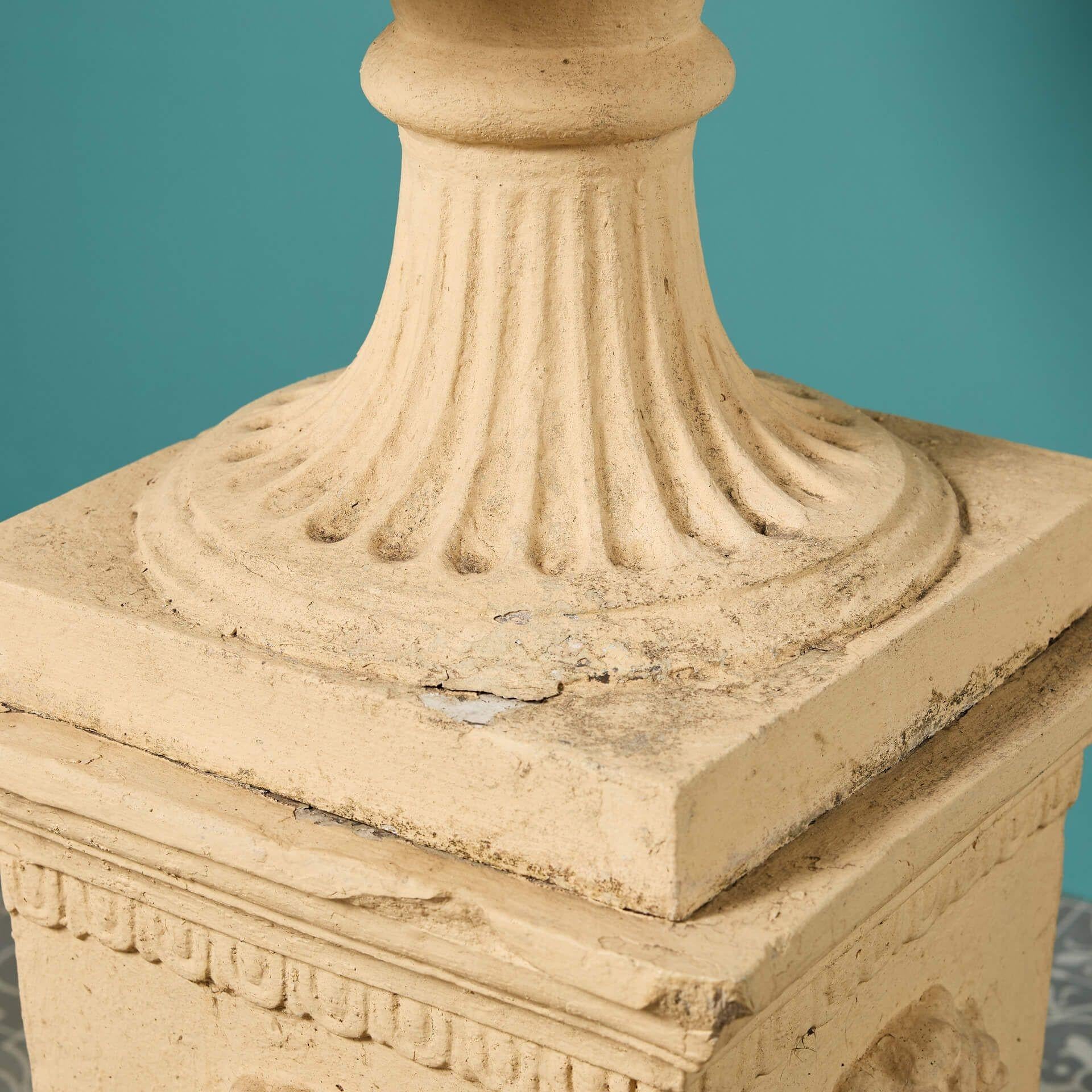 Urna antigua de terracota pulida Tazza sobre pedestal Tallado a mano en venta