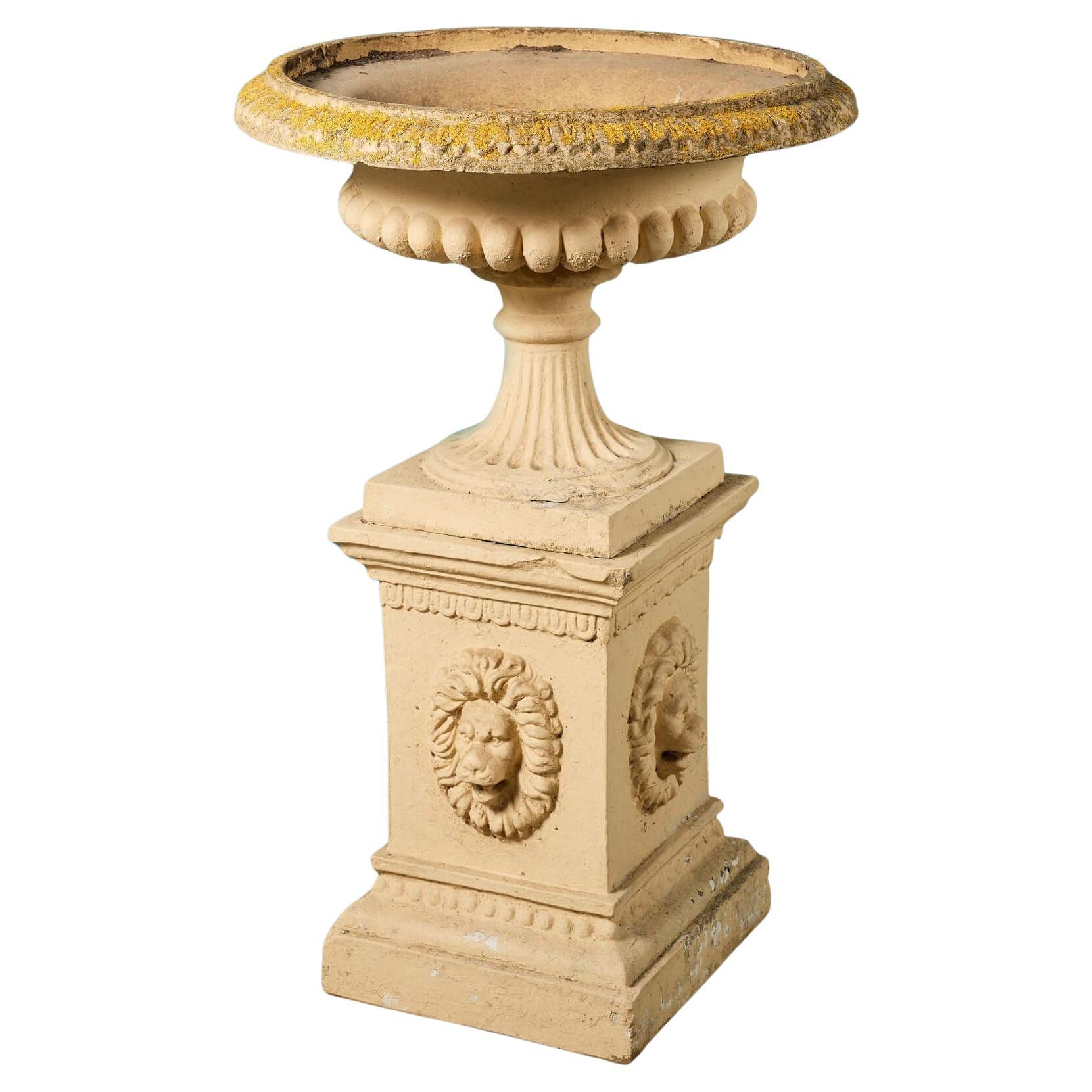 Urna antigua de terracota pulida Tazza sobre pedestal
