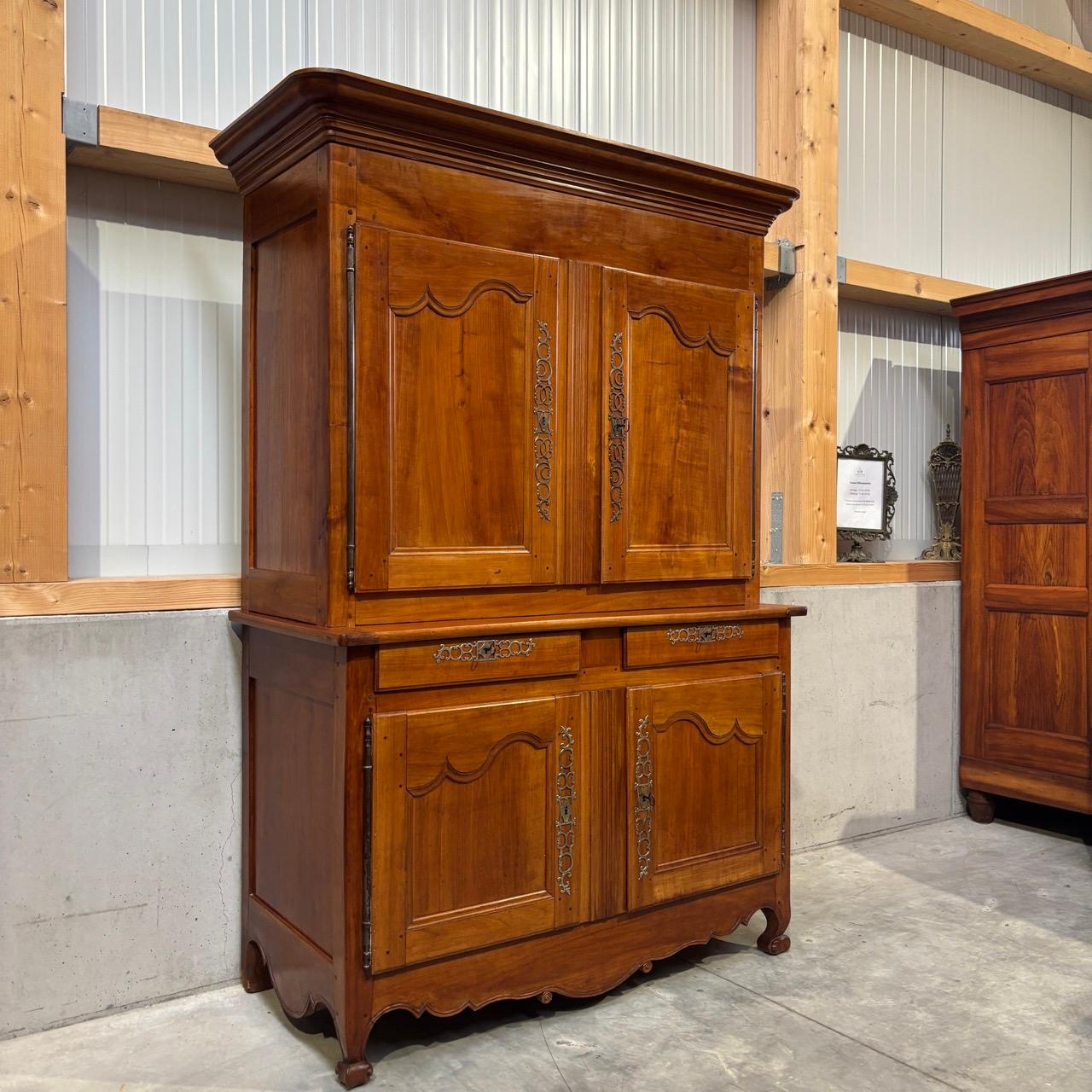 Antique Louis XV sideboard from France, around 1750

✓ Timeless and durable
✓ Impressive presence
✓ French provincial style

Dimensions:  W: 167cm  H: 203cm  D: 54cm

Article: Countertop buffet, kitchen cabinet
Item no.: 1017
Epoch: Louis XV around