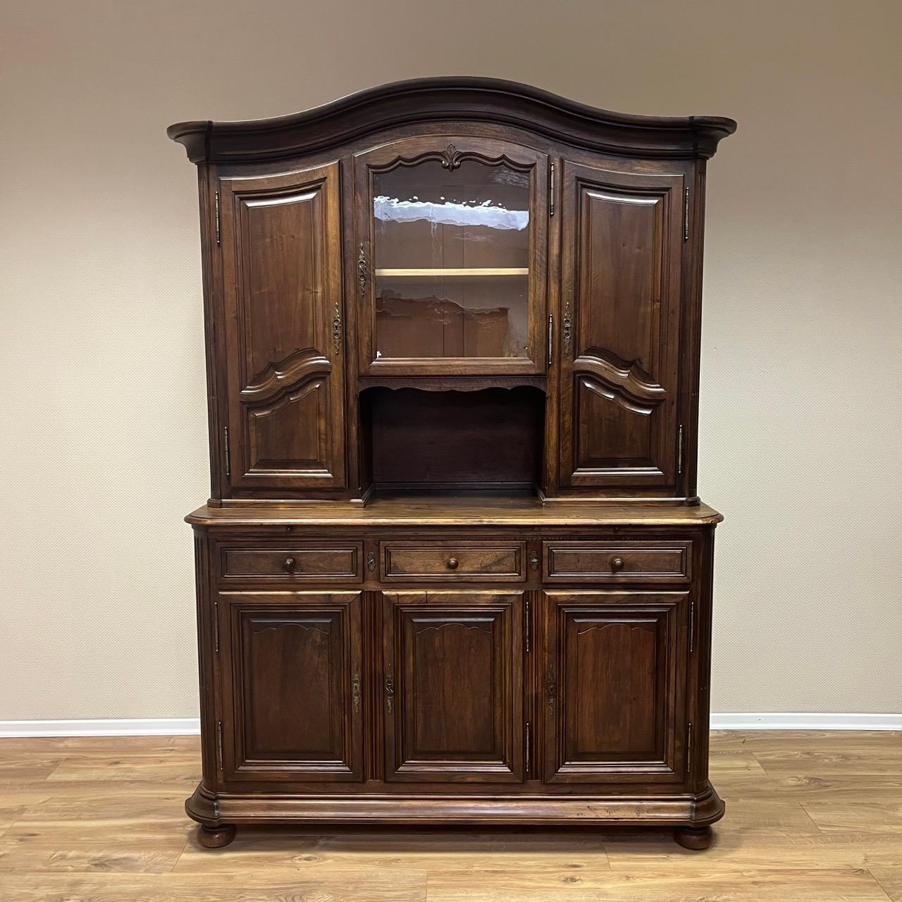 ✓ Wunderschön gealterte Patina
✓ Robuste und stabile Konstruktion
✓ Verstellbare Einlegeböden

Abmessungen: B: 162cm H: 230cm T: 61cm

Artikel: Buffet
Artikel Nr.: 624
Epoche: Louis Philippe
MATERIAL: Walnuss I Massivholz
Farbe: Dunkelbraun
Zustand: