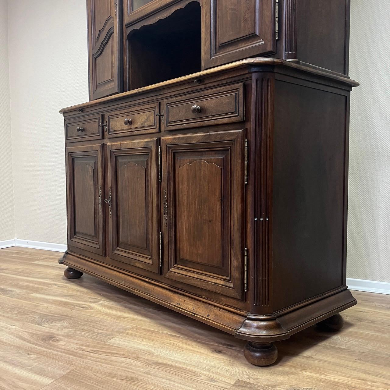 Antikes Buffet  Louis Philippe  Frankreich um 1900  Walnuss  Edle Patina (Frühes 20. Jahrhundert) im Angebot