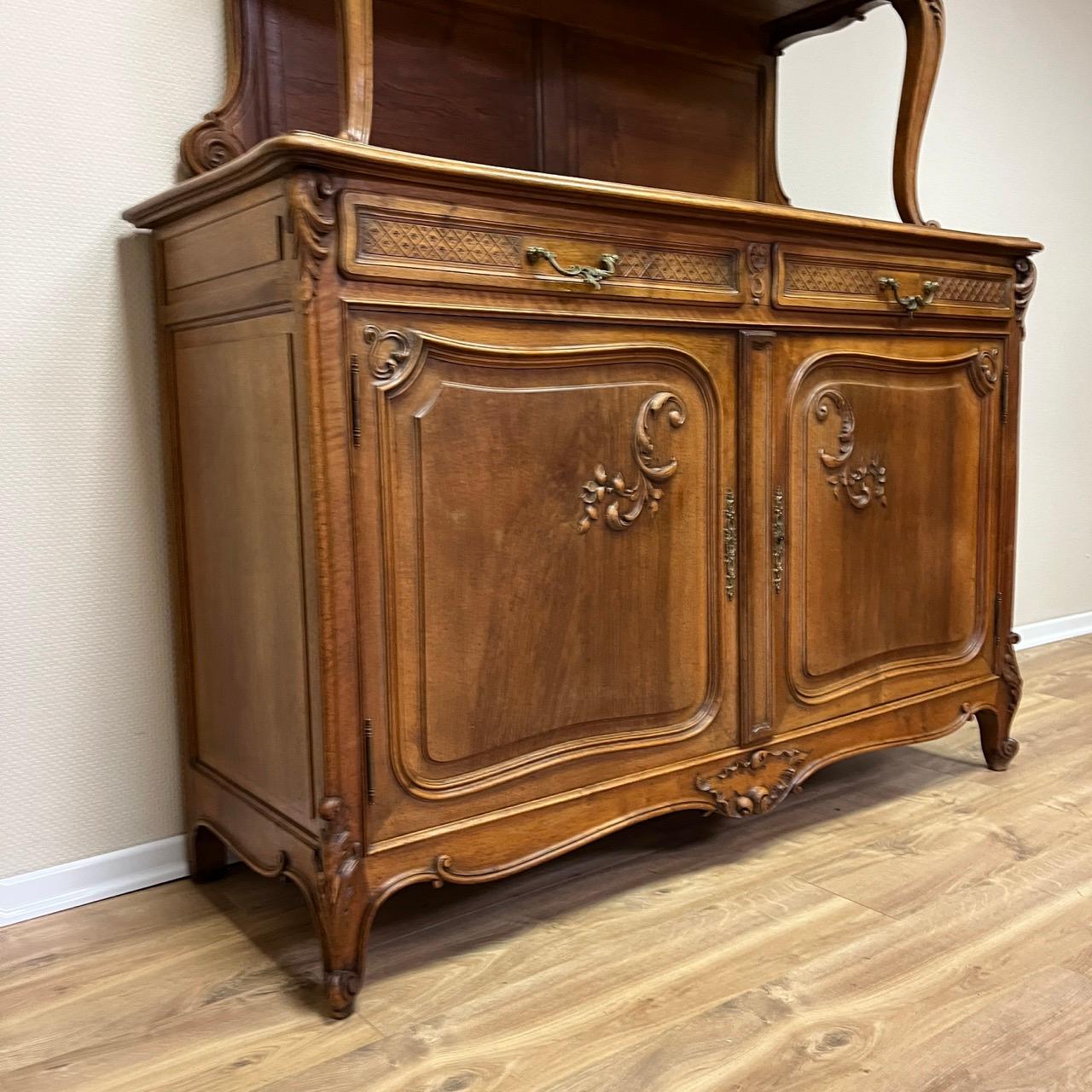 Armario antiguo  Louis Quinze hacia 1900  Madera de nogal de alta calidad  Montaje superior en venta 3