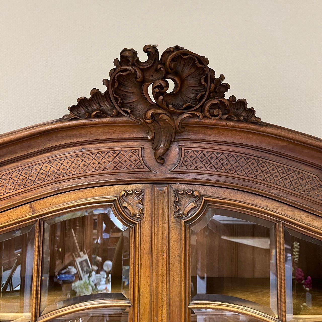 Armario antiguo  Louis Quinze hacia 1900  Madera de nogal de alta calidad  Montaje superior en venta 4