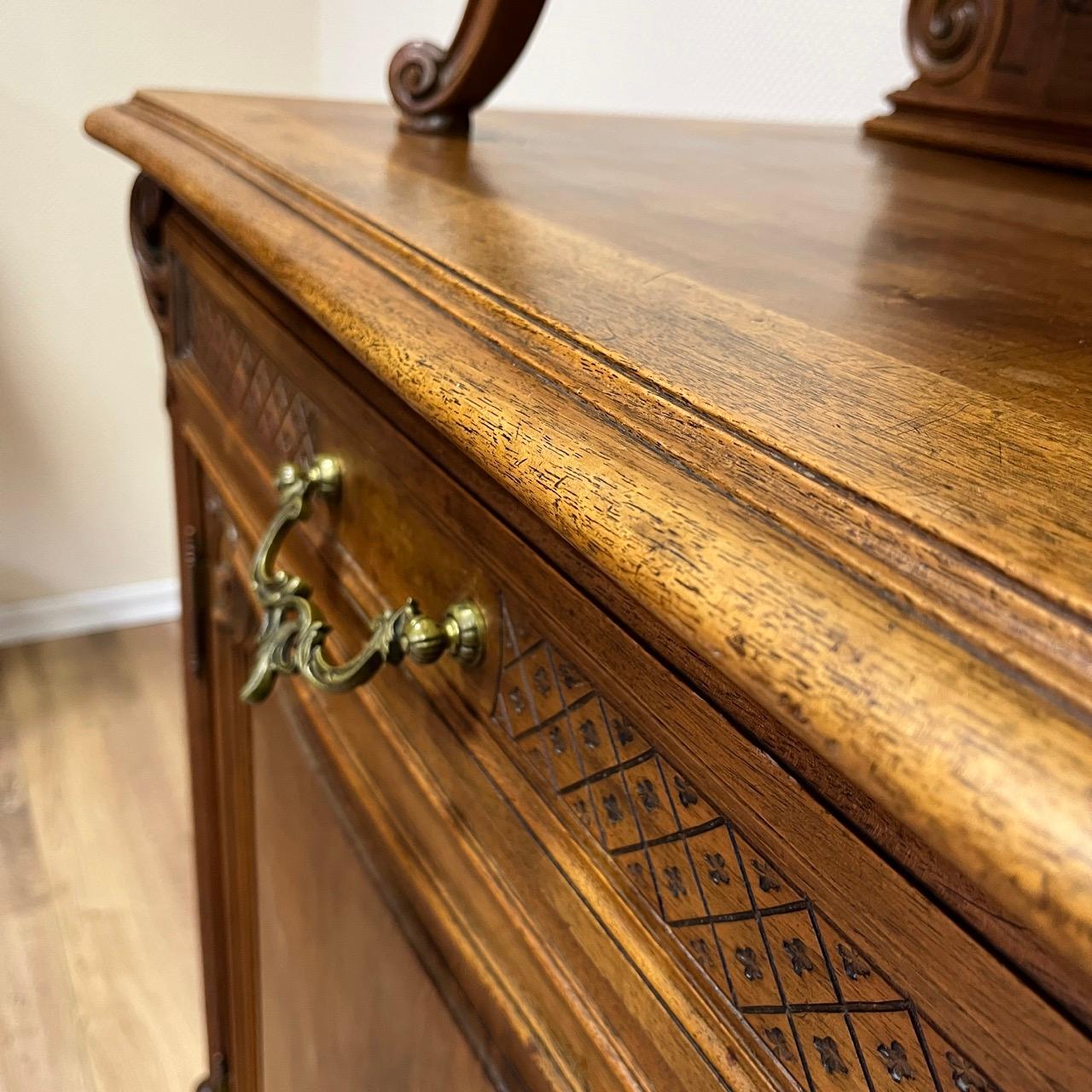 Armario antiguo  Louis Quinze hacia 1900  Madera de nogal de alta calidad  Montaje superior en venta 5