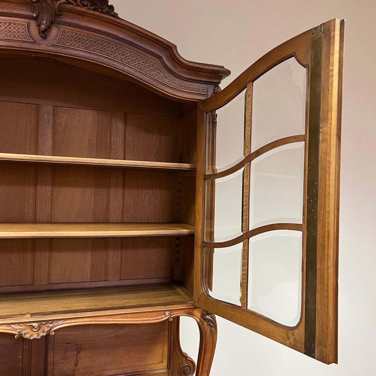 Armario antiguo  Louis Quinze hacia 1900  Madera de nogal de alta calidad  Montaje superior en venta 6