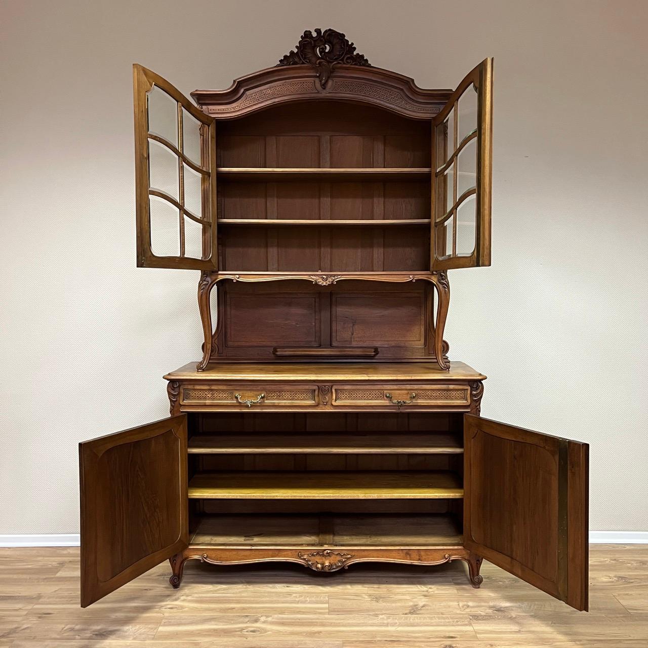 Armario antiguo  Louis Quinze hacia 1900  Madera de nogal de alta calidad  Montaje superior en venta 7