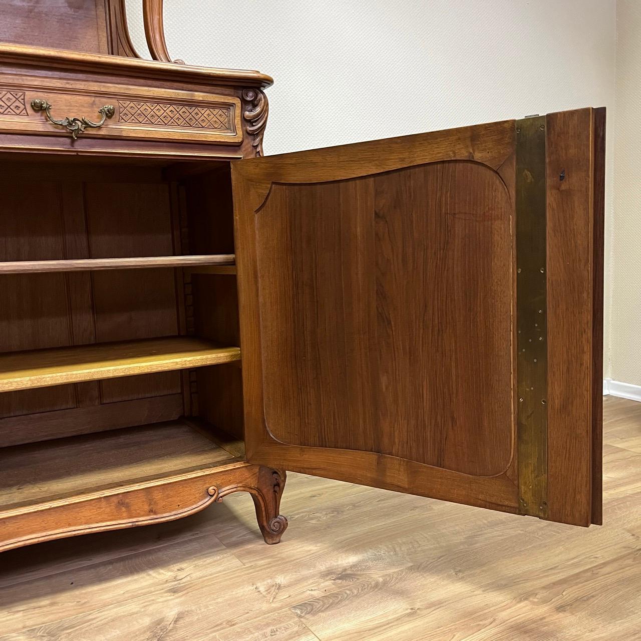 Armario antiguo  Louis Quinze hacia 1900  Madera de nogal de alta calidad  Montaje superior en venta 9