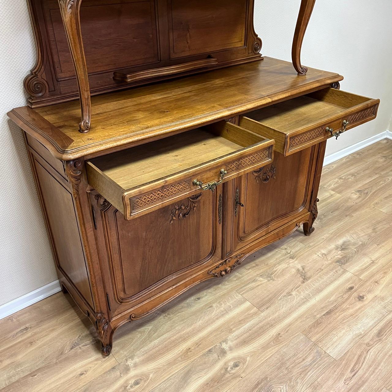 Armario antiguo  Louis Quinze hacia 1900  Madera de nogal de alta calidad  Montaje superior en venta 10