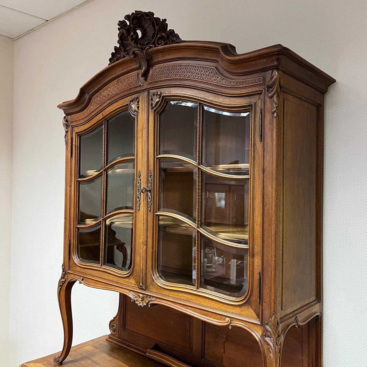 Armario antiguo  Louis Quinze hacia 1900  Madera de nogal de alta calidad  Montaje superior en venta 11