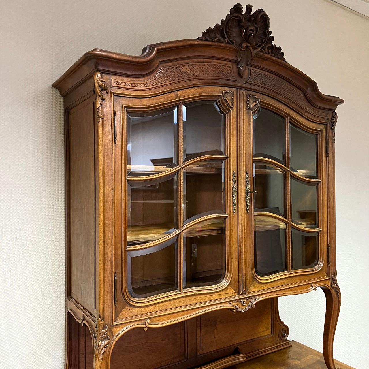 ✓ Materiales de alta calidad
✓ Tamaño impresionante
✓ En muy buen estado

Dimensiones: An: 150 cm Al: 255 cm F: 54 cm

Artículo: Aparador de estilo Luis XV
Nº de artículo: 618
Época: Estilo Louis Quinze hacia 1900
Material: Madera maciza de nogal
