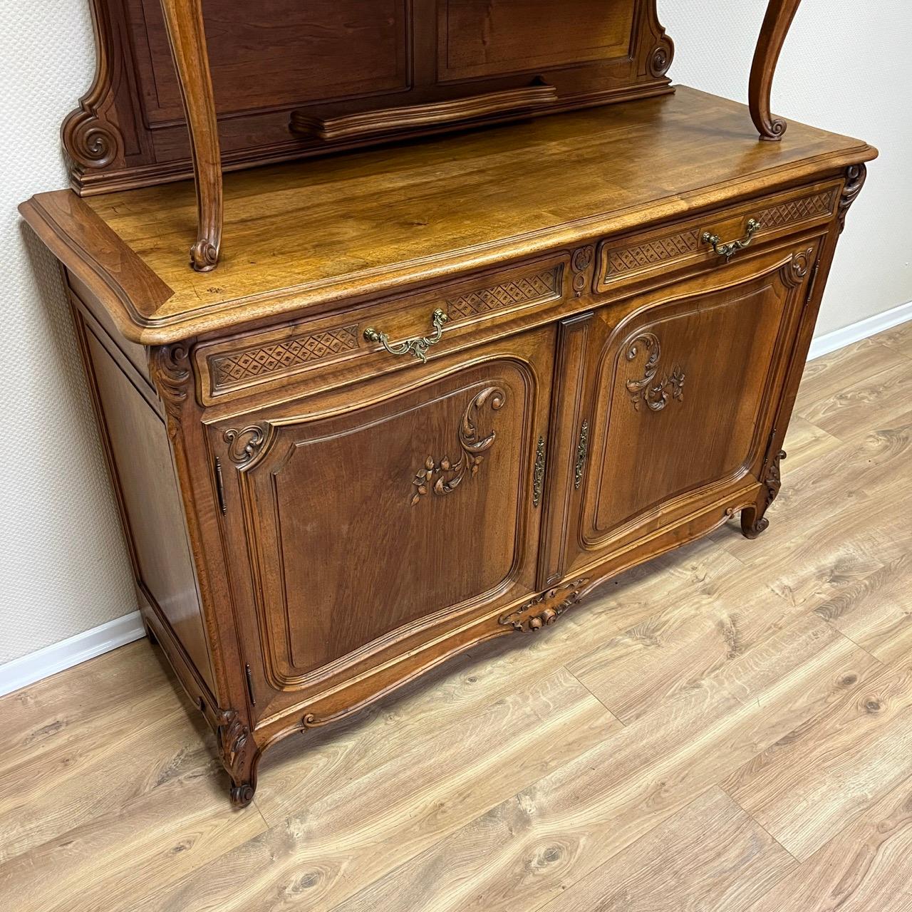 Armario antiguo  Louis Quinze hacia 1900  Madera de nogal de alta calidad  Montaje superior Luis XV en venta